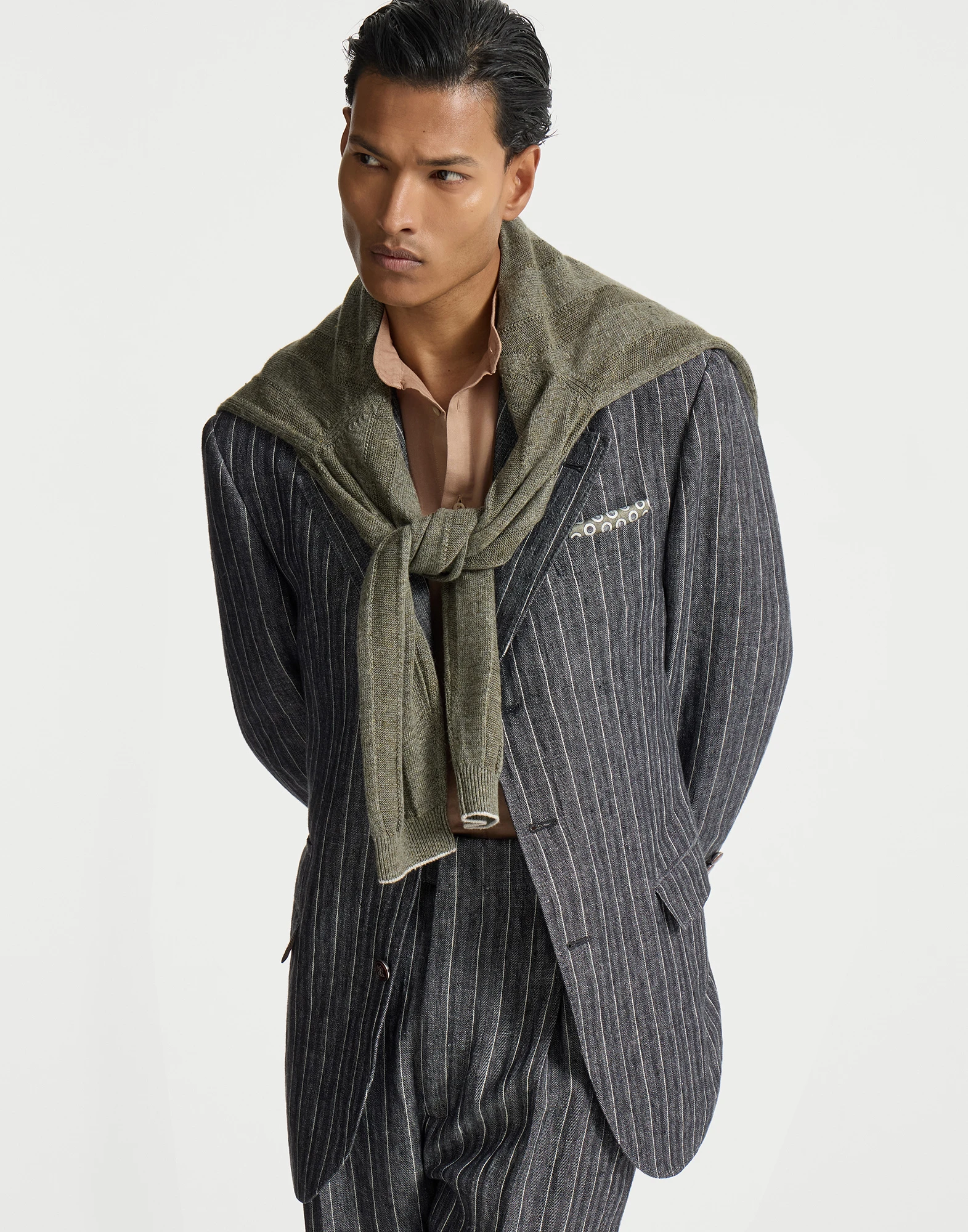 1061-blazer-tailor-en-tela-de-espiga-de-lino-con-rayas-diplomaticas-y-botones-metalicos-4.webp Blazer Tailor en tela de espiga de lino con rayas diplomáticas y botones metálicos