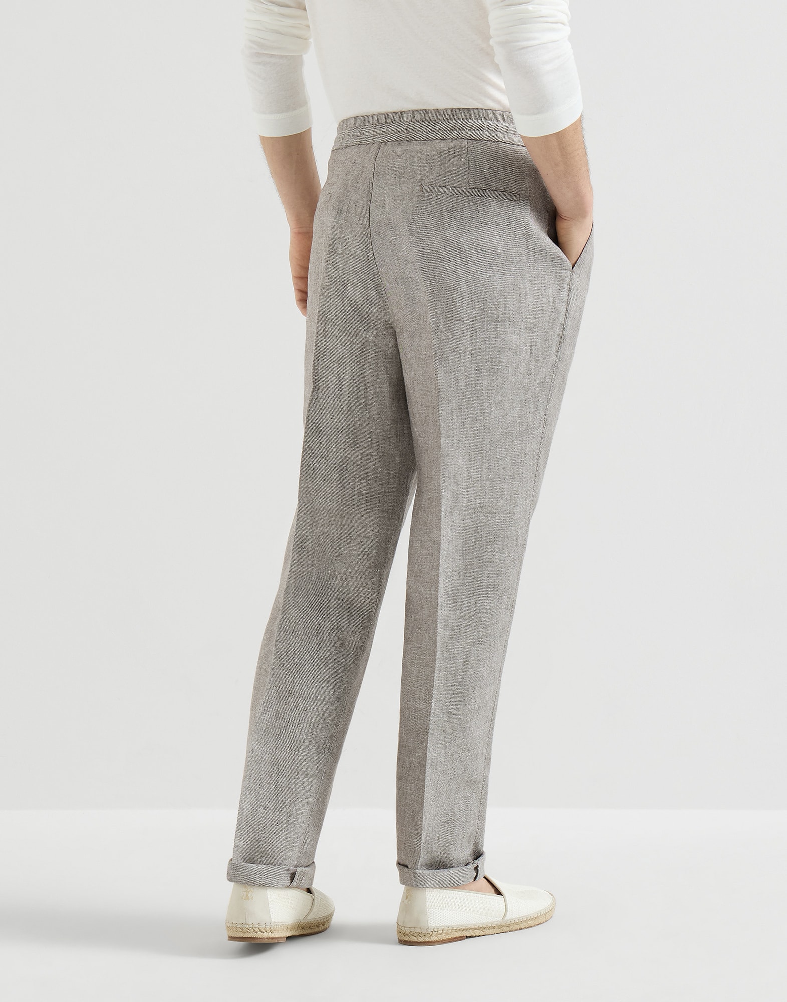 1081-pantalon-en-tela-diagonal-de-canamo-y-lino-con-cordon-y-pinzas-dobles-2.jpg Pantalón en tela diagonal de cáñamo y lino, con cordón y pinzas dobles