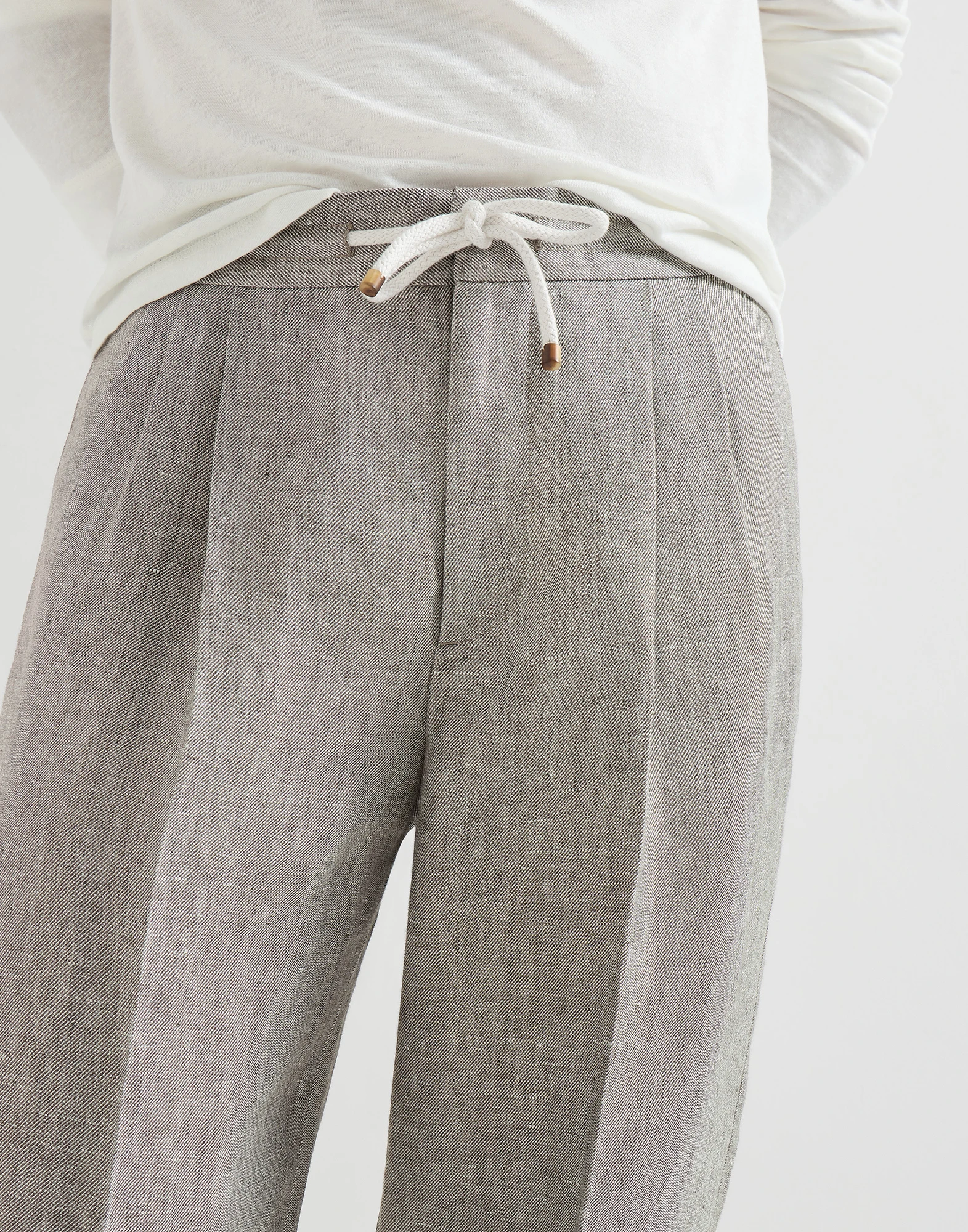 1081-pantalon-en-tela-diagonal-de-canamo-y-lino-con-cordon-y-pinzas-dobles-3.webp Pantalón en tela diagonal de cáñamo y lino, con cordón y pinzas dobles