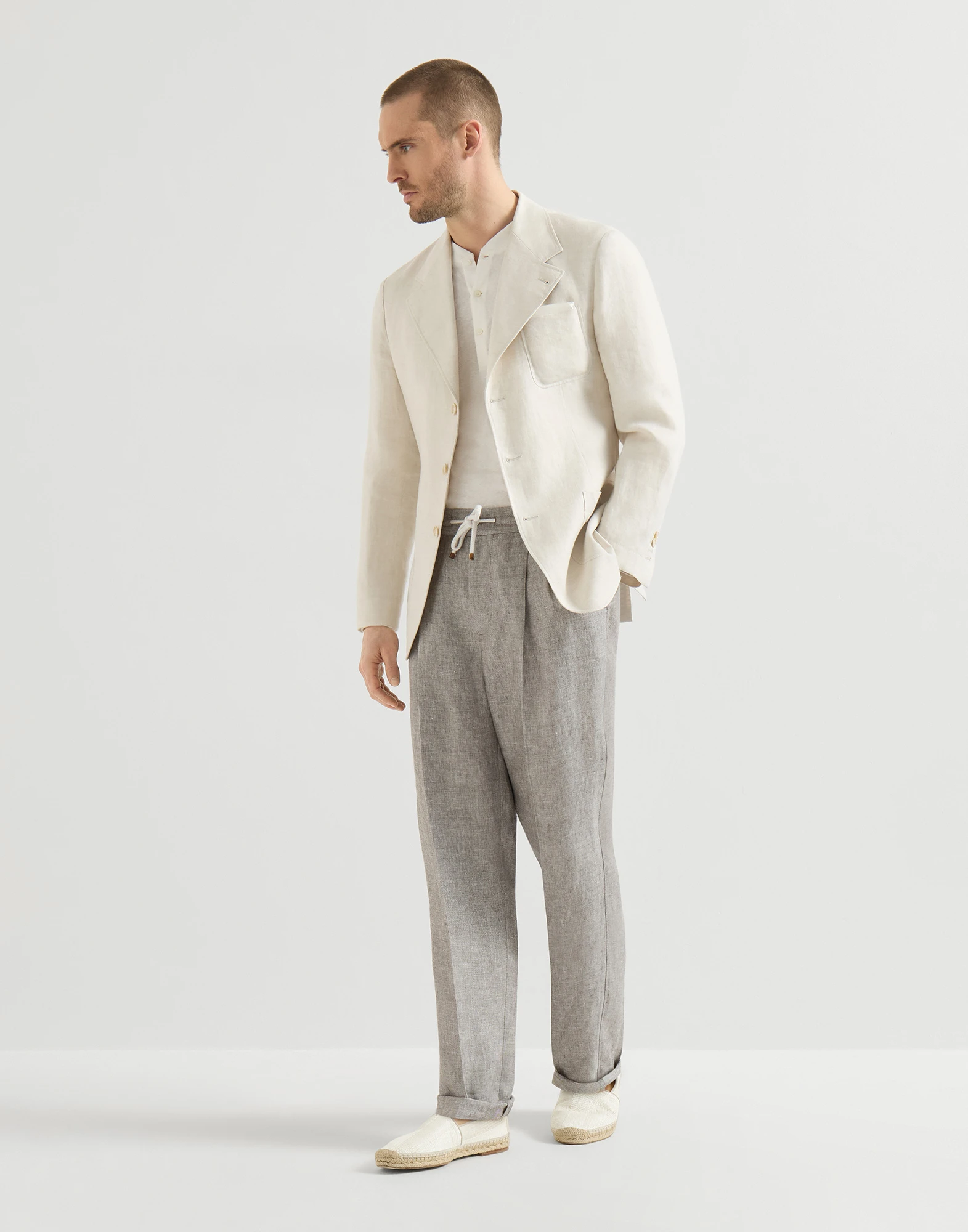 1081-pantalon-en-tela-diagonal-de-canamo-y-lino-con-cordon-y-pinzas-dobles-5.webp Pantalón en tela diagonal de cáñamo y lino, con cordón y pinzas dobles