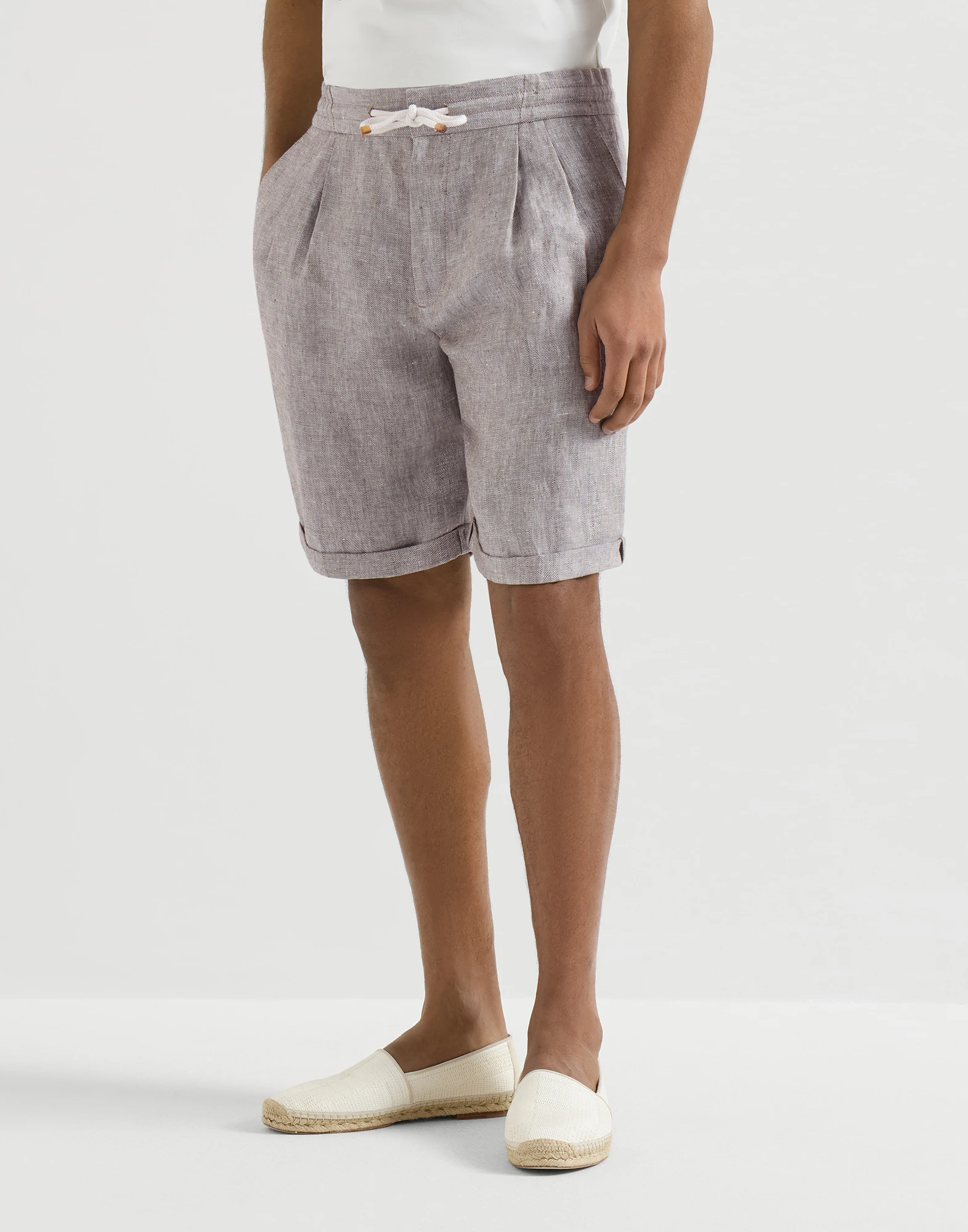 Bermudas en tela diagonal de cáñamo y lino, con cordón y pinzas dobles