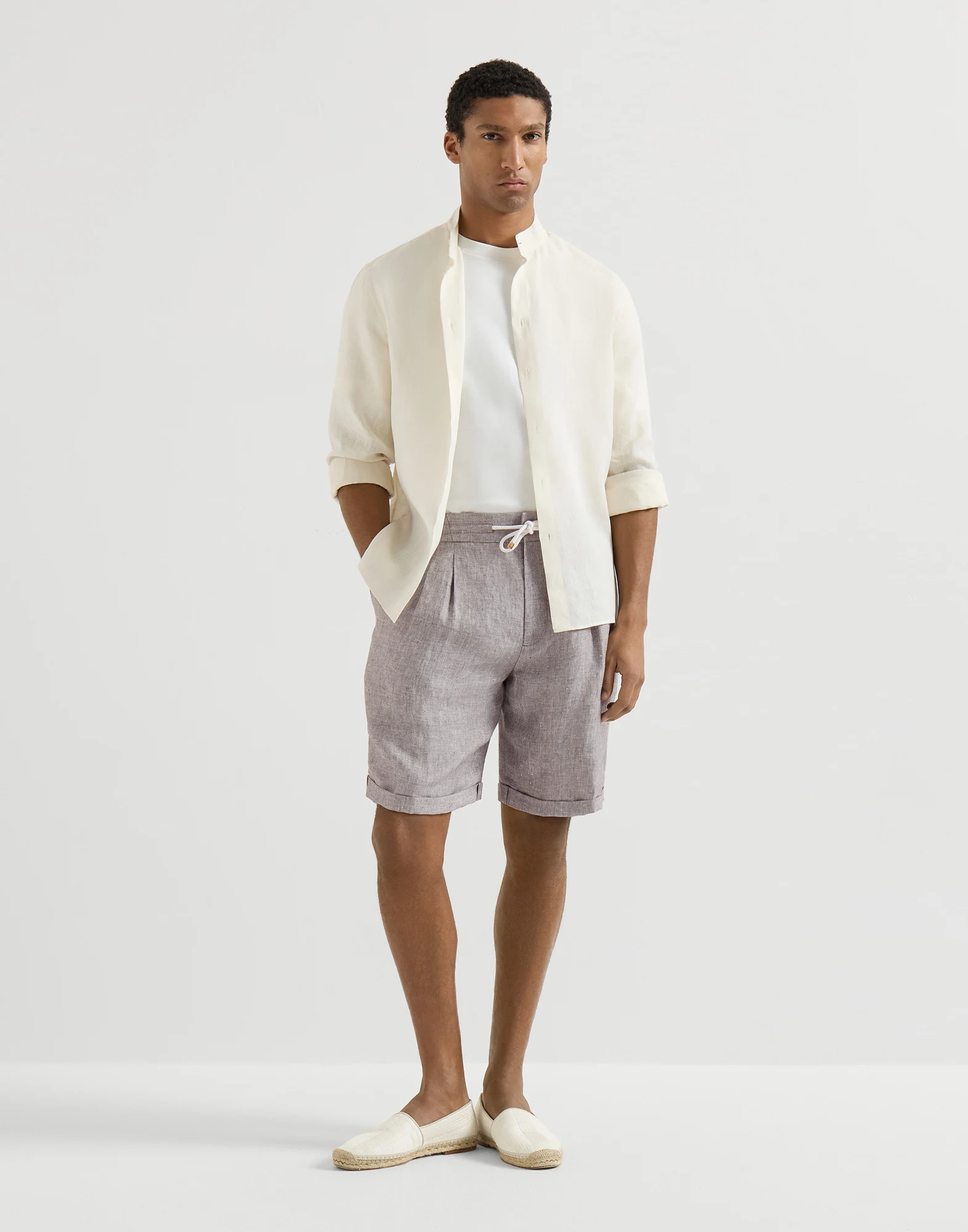 Bermudas en tela diagonal de cáñamo y lino, con cordón y pinzas dobles