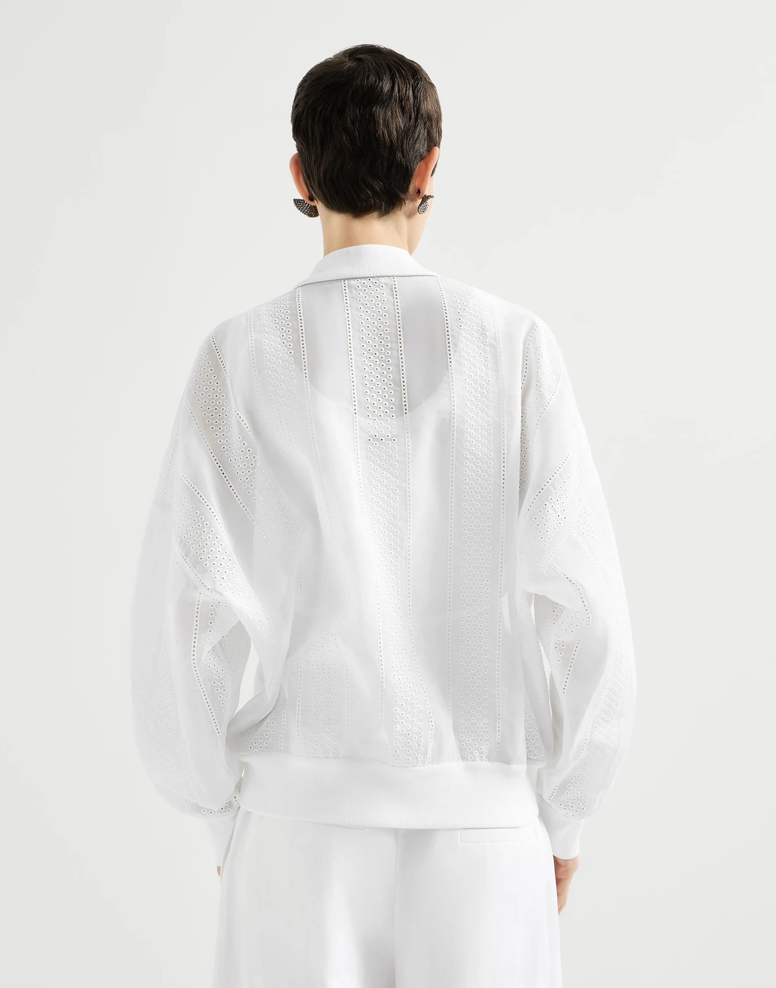 1191-bomber-en-organza-de-algodon-con-bordado-ingles-cremallera-y-monile-2.webp Bomber en organza de algodón con bordado inglés, cremallera y Monile