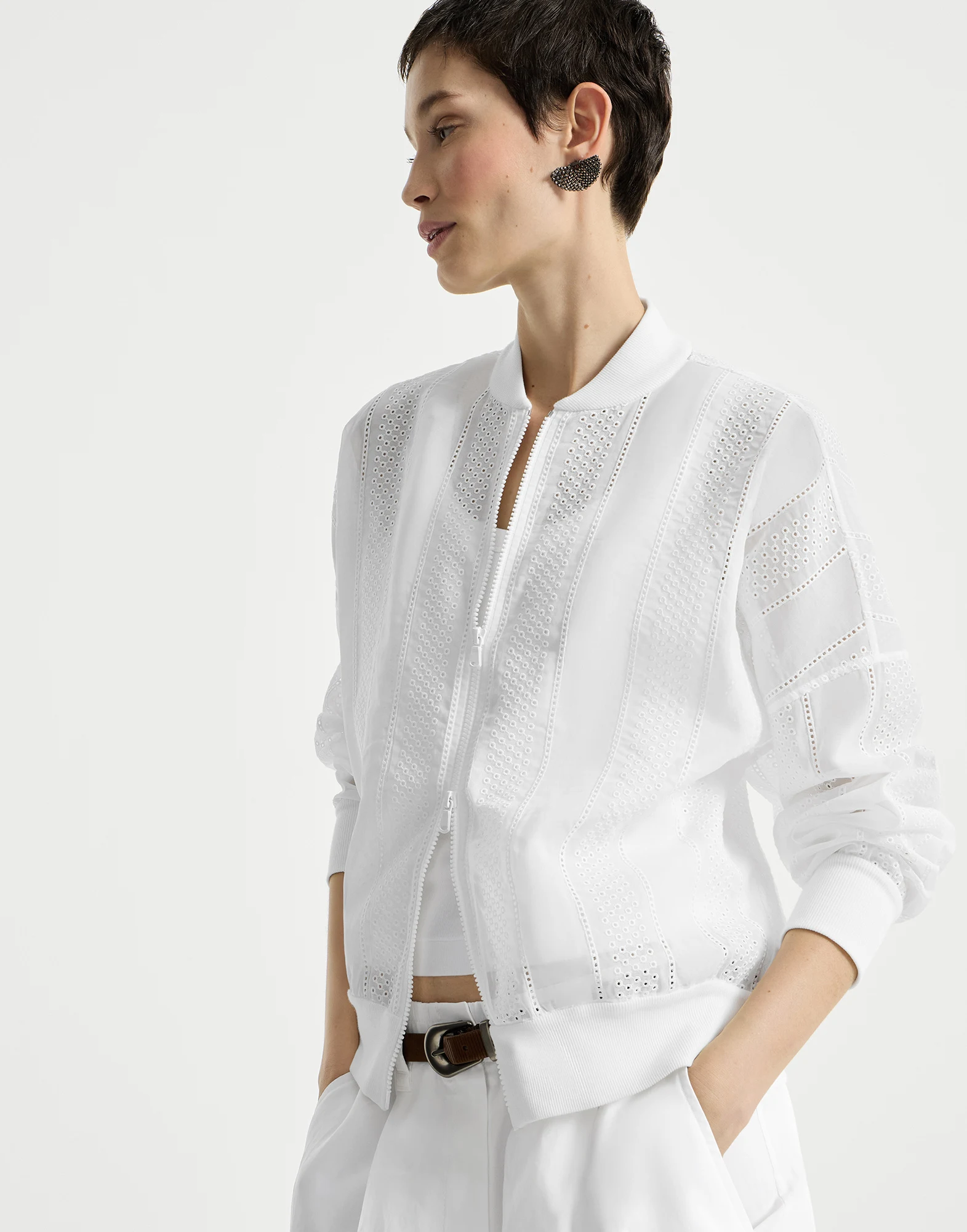 1191-bomber-en-organza-de-algodon-con-bordado-ingles-cremallera-y-monile-4.webp Bomber en organza de algodón con bordado inglés, cremallera y Monile