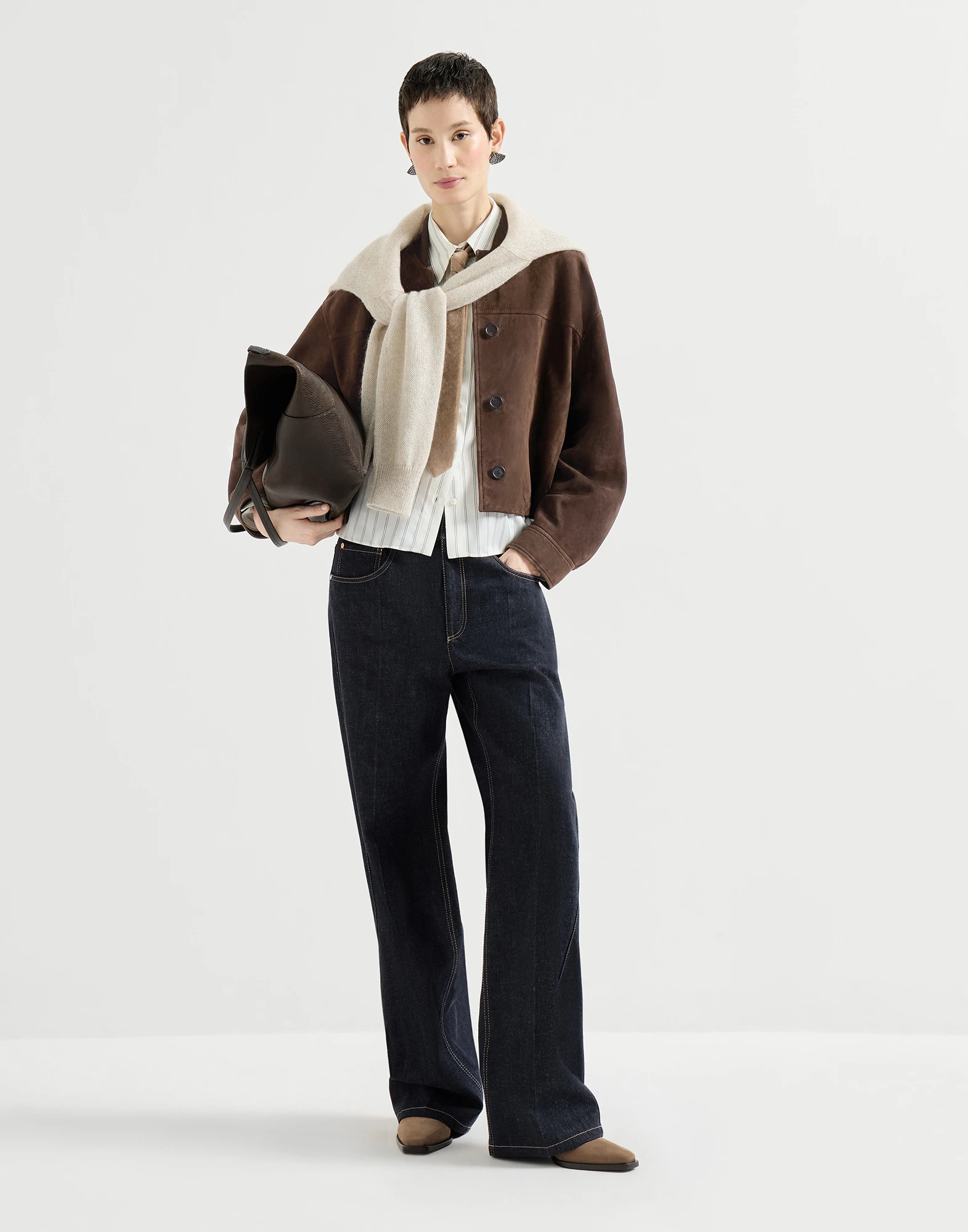 1227-abrigo-en-piel-de-ante-couture-con-monile-5.webp Abrigo en piel de ante Couture con Monile