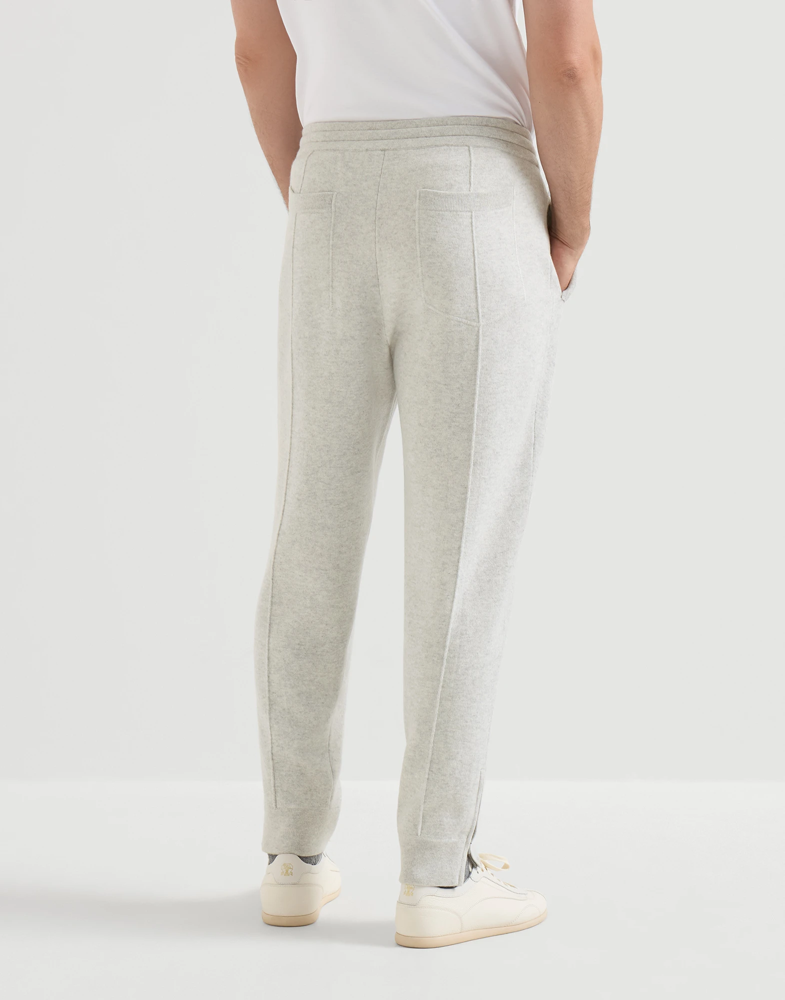 137-pantalon-en-punto-doble-de-cachemir-con-crete-y-cremallera-en-el-bajo-elastico-2.webp Pantalón en punto doble de cachemir, con Crête y cremallera en el bajo elástico