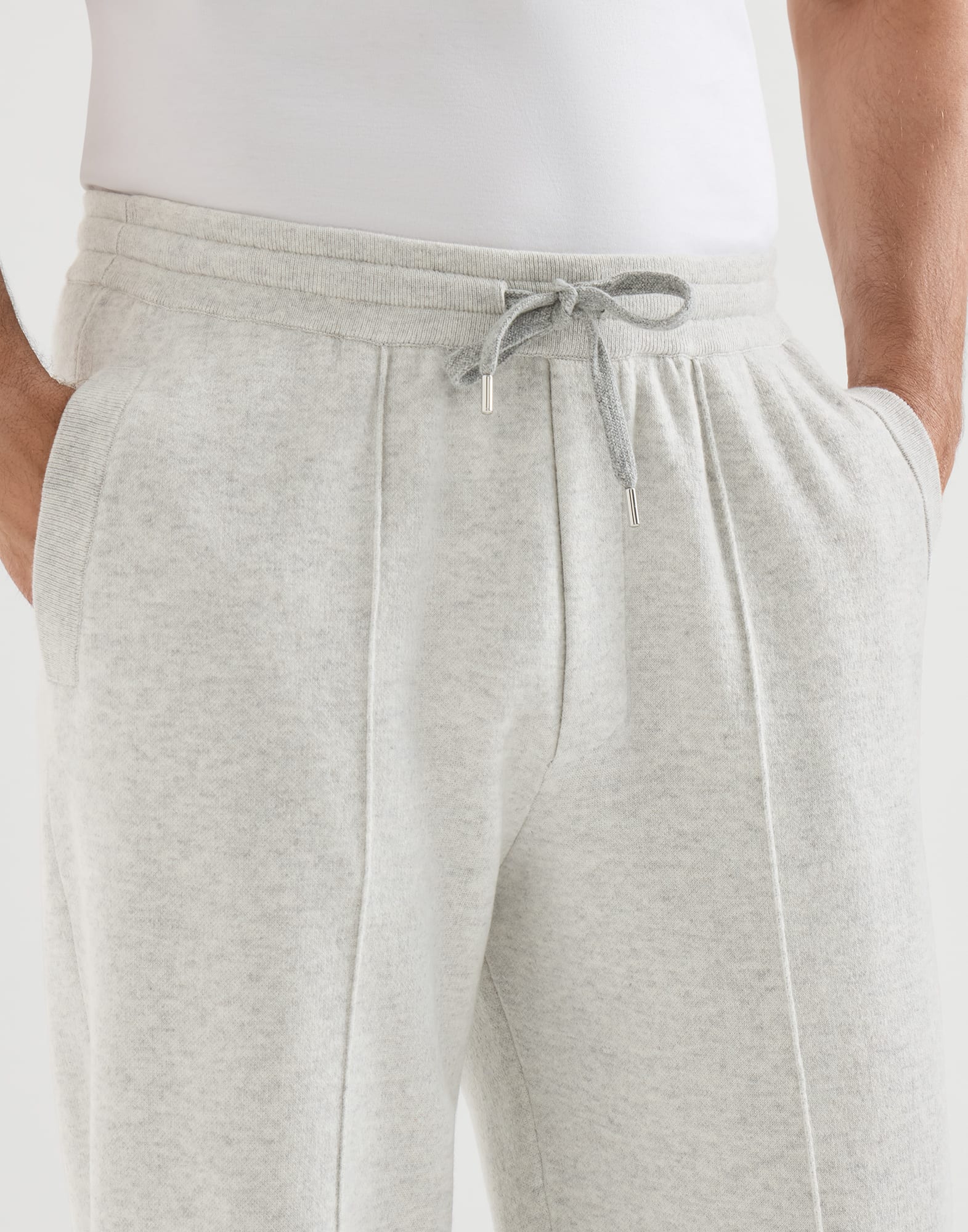137-pantalon-en-punto-doble-de-cachemir-con-crete-y-cremallera-en-el-bajo-elastico-3.jpg Pantalón en punto doble de cachemir, con Crête y cremallera en el bajo elástico