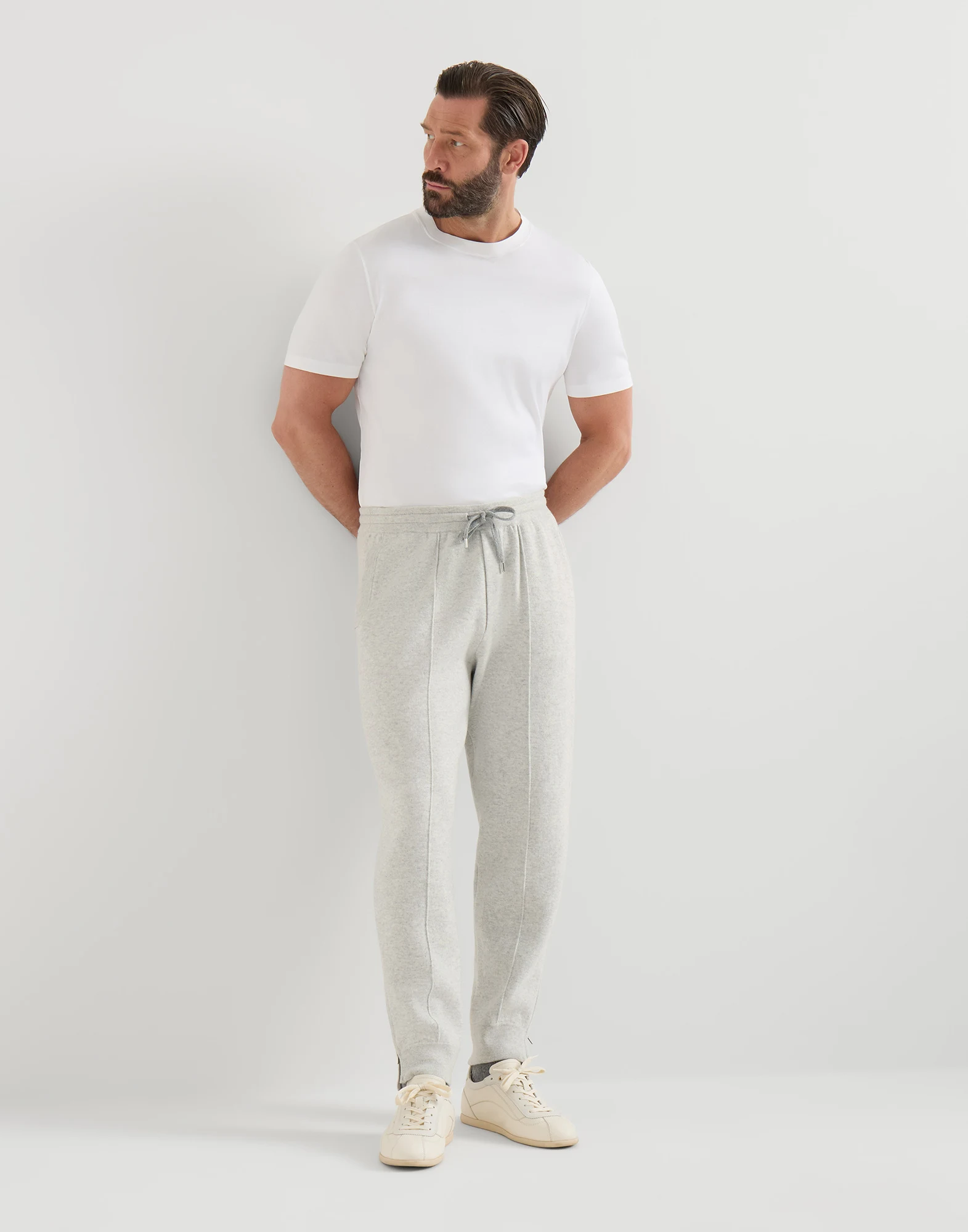 137-pantalon-en-punto-doble-de-cachemir-con-crete-y-cremallera-en-el-bajo-elastico-4.webp Pantalón en punto doble de cachemir, con Crête y cremallera en el bajo elástico