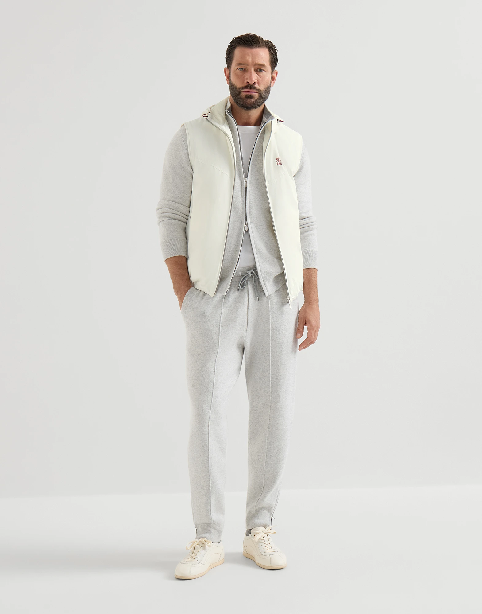137-pantalon-en-punto-doble-de-cachemir-con-crete-y-cremallera-en-el-bajo-elastico-5.webp Pantalón en punto doble de cachemir, con Crête y cremallera en el bajo elástico