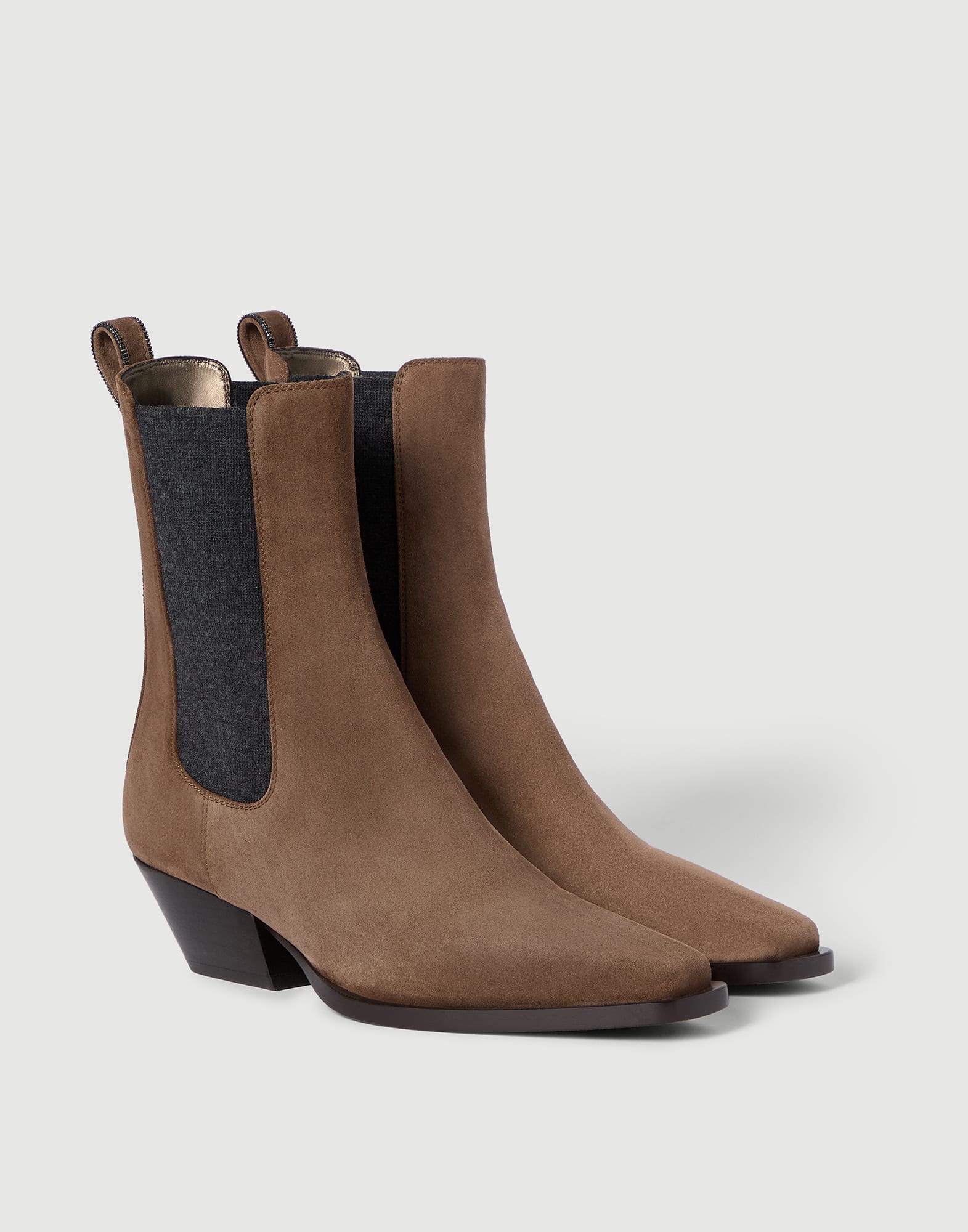 Botines Chelsea en piel de ante con precioso detalle de presilla