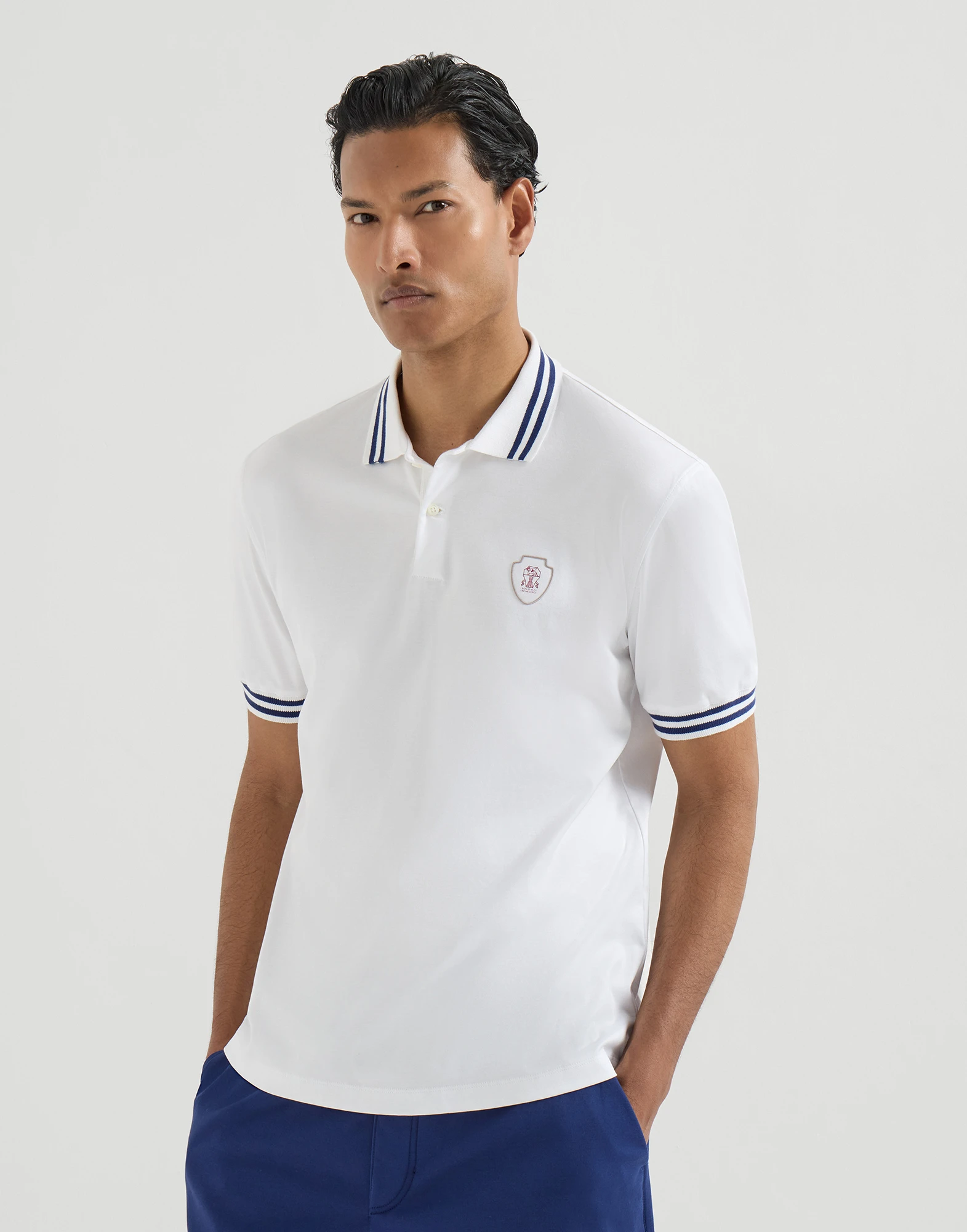 1845-polo-en-punto-de-algodon-con-cuello-a-rayas-y-logotipo-1.webp Polo en punto de algodón con cuello a rayas y logotipo