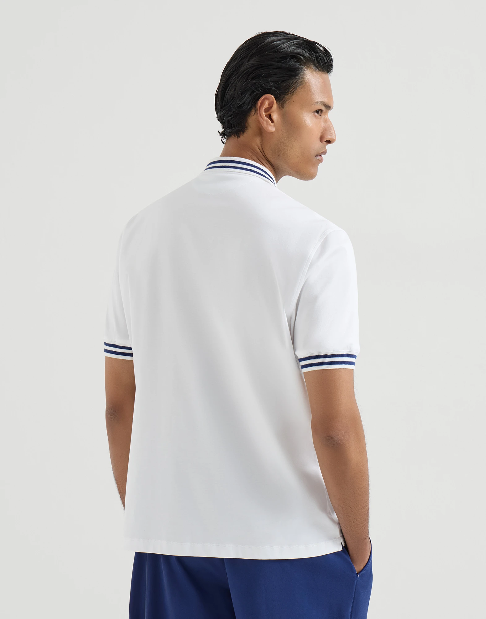 Polo en punto de algodón con cuello a rayas y logotipo