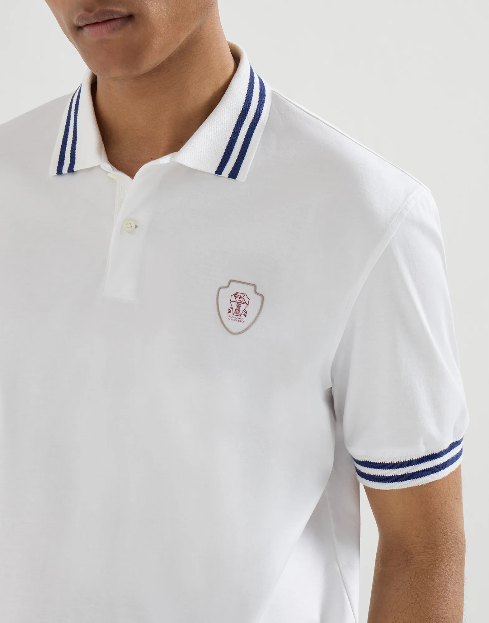Polo en punto de algodón con cuello a rayas y logotipo