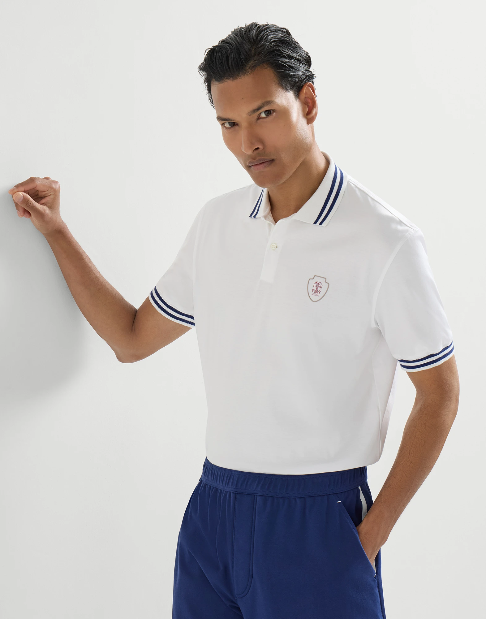 Polo en punto de algodón con cuello a rayas y logotipo