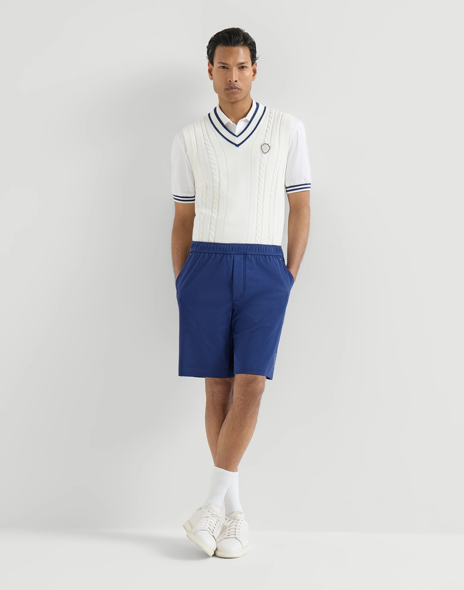 Polo en punto de algodón con cuello a rayas y logotipo