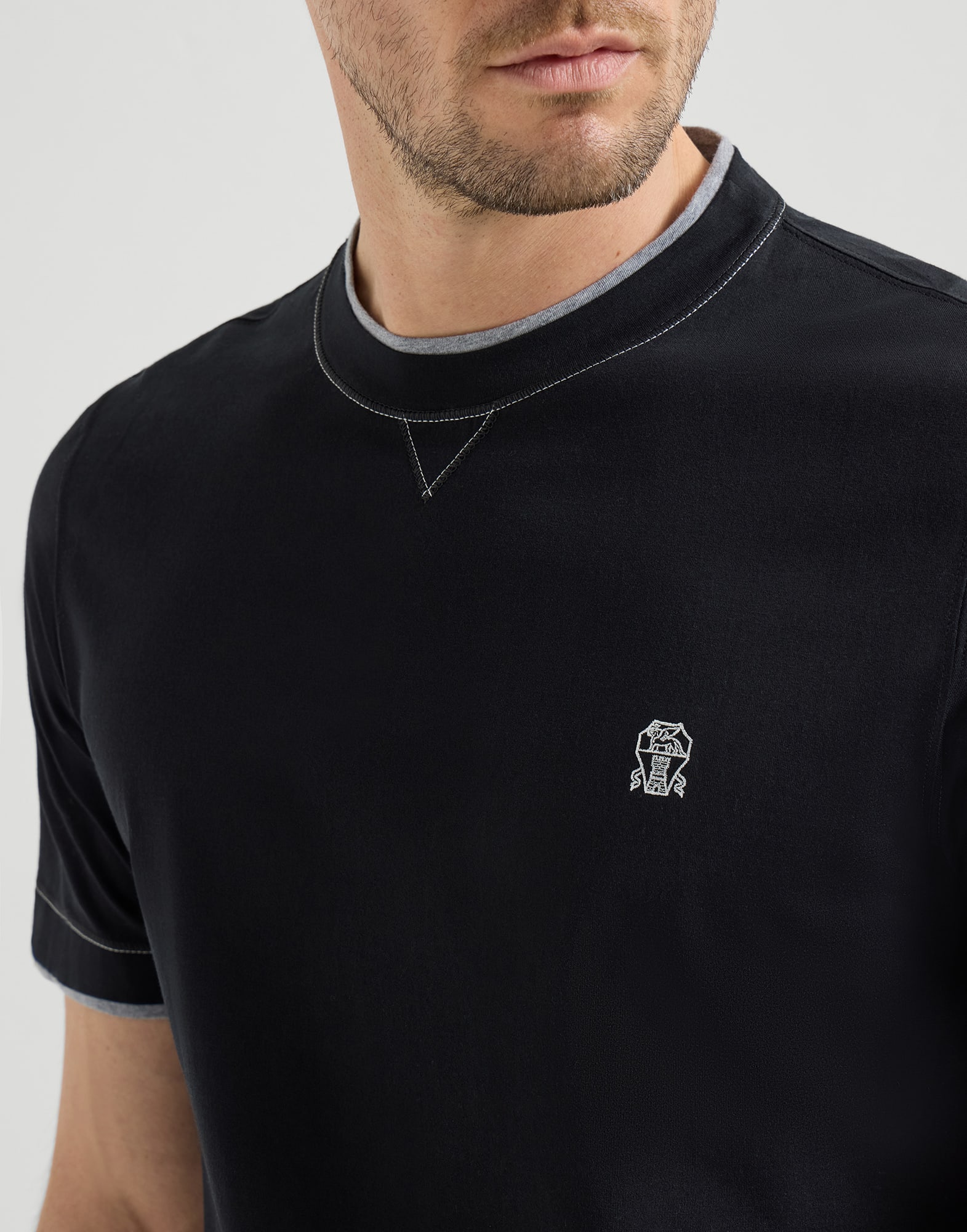 1856-camiseta-cuello-redondo-en-punto-de-algodon-con-logotipo-y-capas-de-imitacion-3.jpg Camiseta cuello redondo en punto de algodón con logotipo y capas de imitación