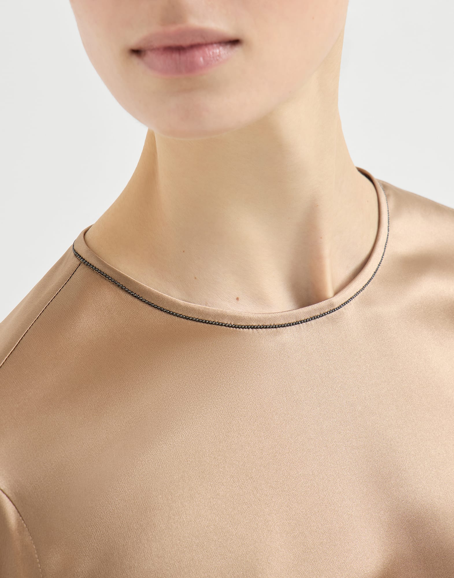 Camiseta en raso de seda elástico con Monile
