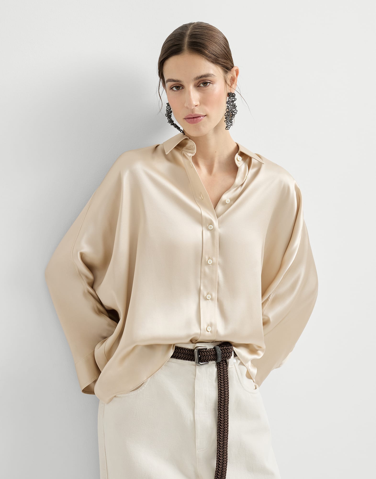 1925-camisa-en-raso-de-seda-elastico-con-monile-4.jpg Camisa en raso de seda elástico con Monile