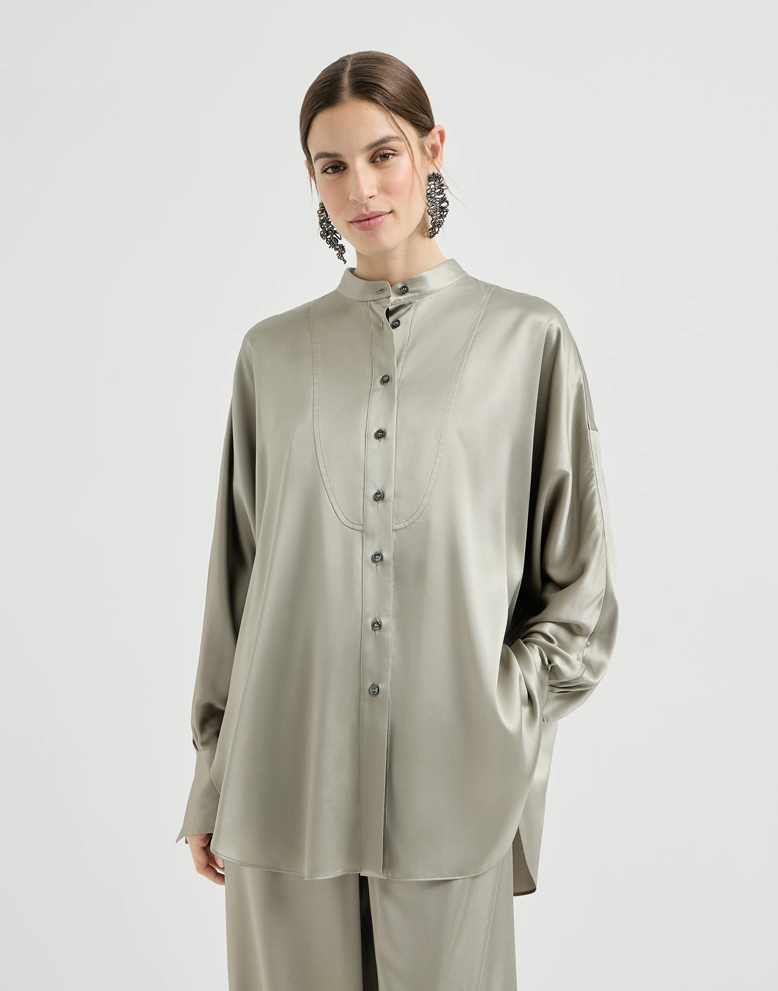 Camisa cuello mao en raso de seda elástico con Monile