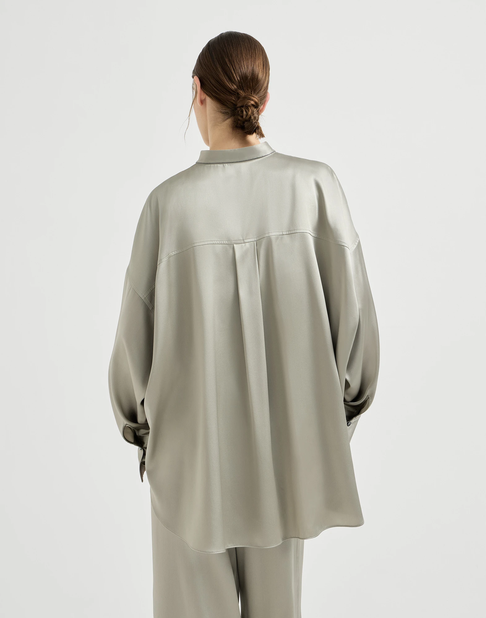 Camisa cuello mao en raso de seda elástico con Monile