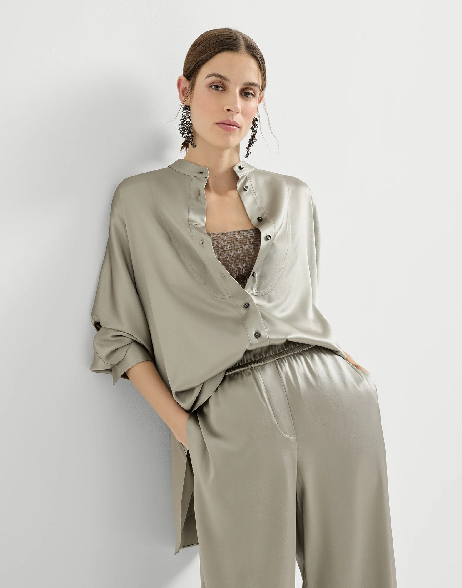 Camisa cuello mao en raso de seda elástico con Monile