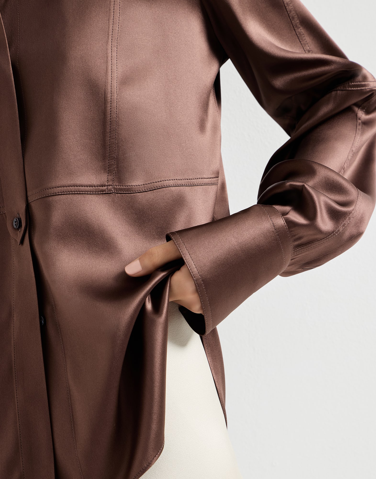 1947-camisa-en-raso-de-seda-elastico-con-monile-3.jpg Camisa en raso de seda elástico con Monile