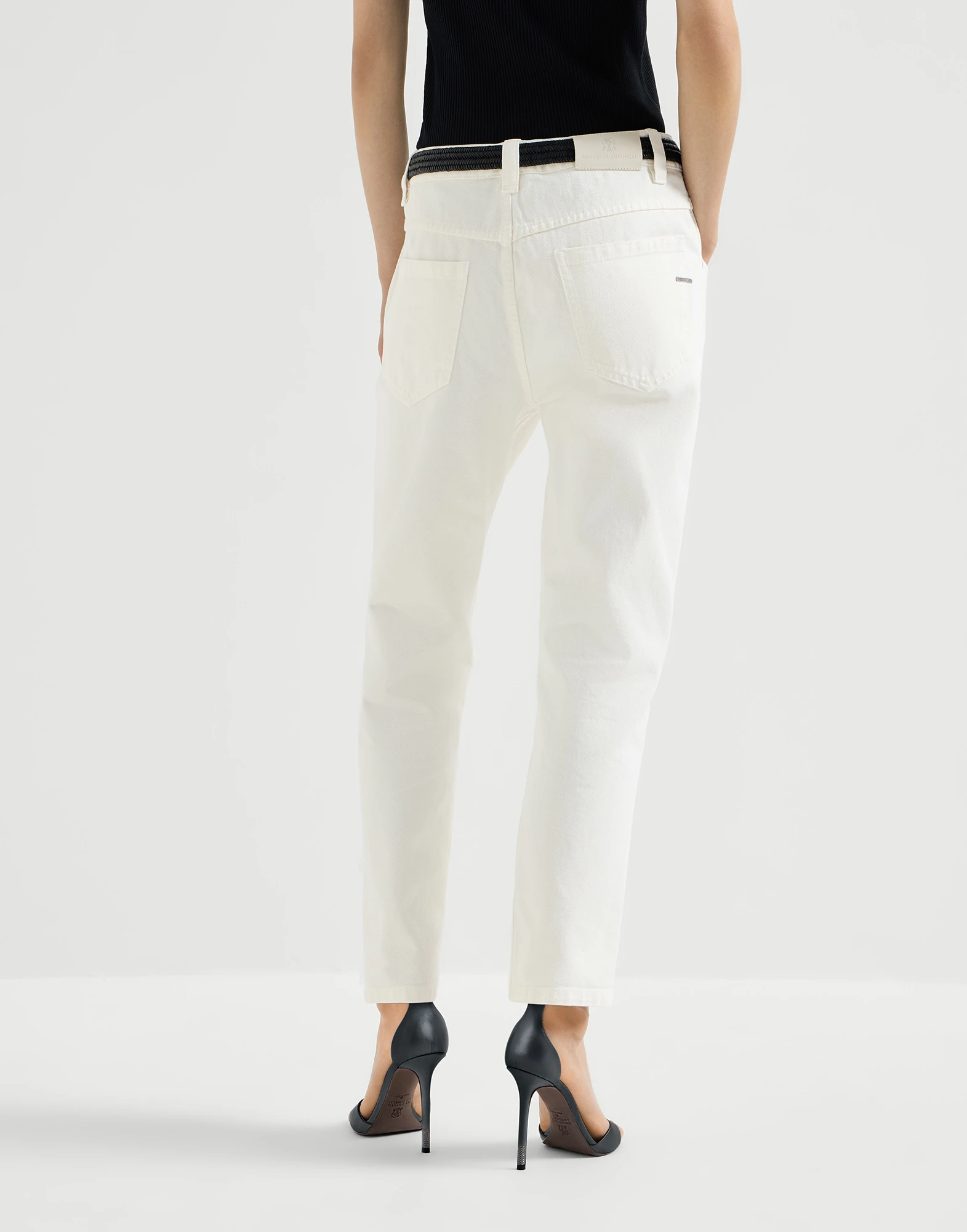 2299-pantalon-de-cinco-bolsillos-straight-en-denim-tenido-con-puntada-brillante-2.webp Pantalón de cinco bolsillos Straight en denim teñido con puntada brillante