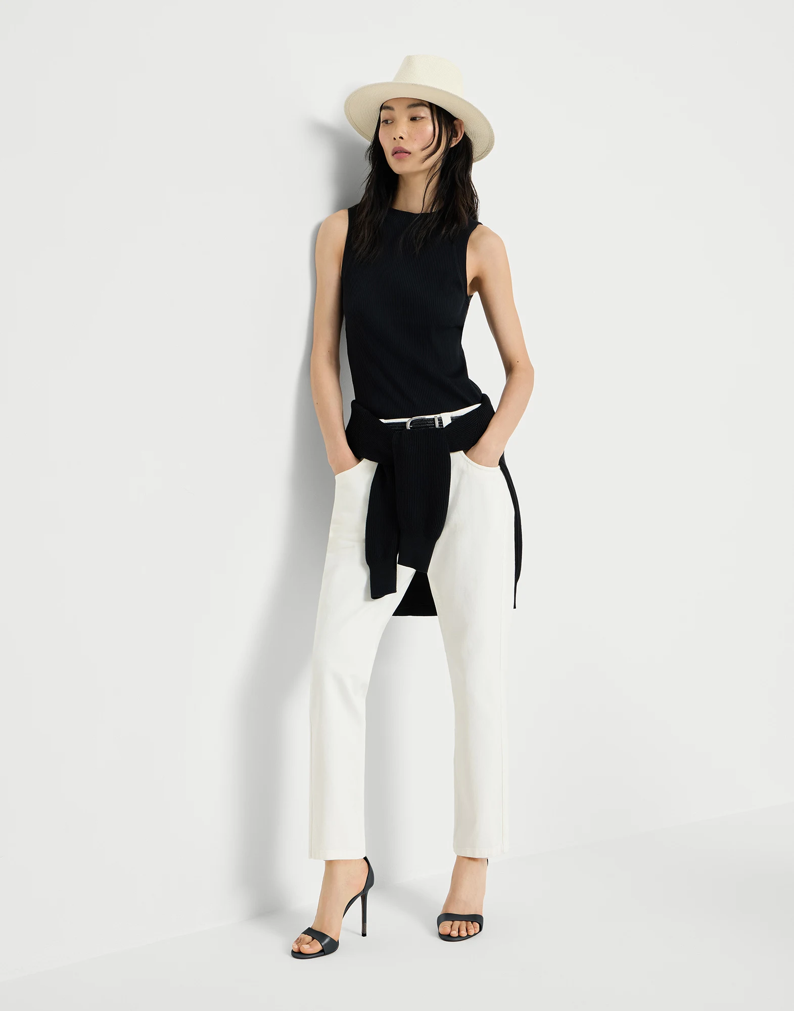 2299-pantalon-de-cinco-bolsillos-straight-en-denim-tenido-con-puntada-brillante-4.webp Pantalón de cinco bolsillos Straight en denim teñido con puntada brillante