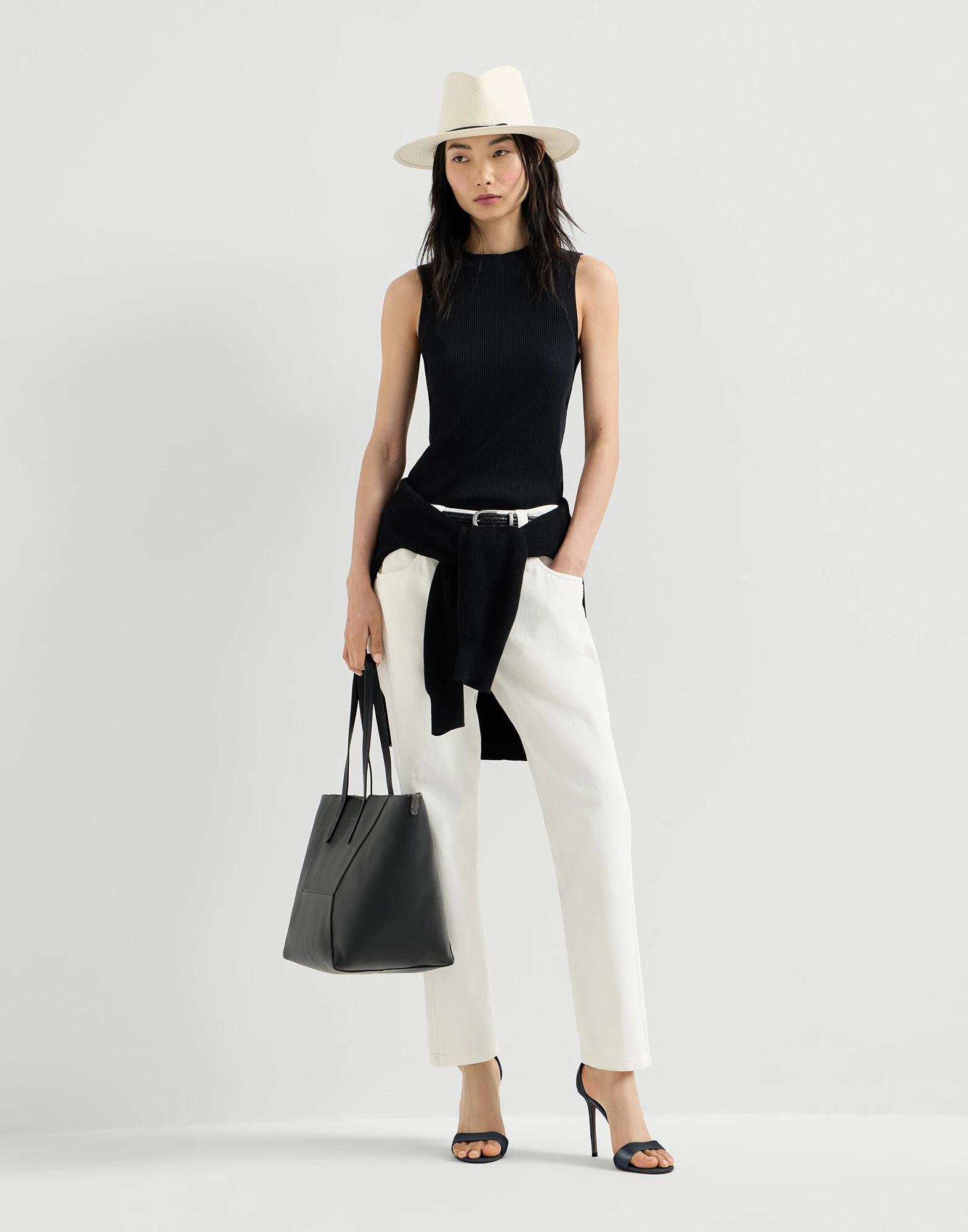 2299-pantalon-de-cinco-bolsillos-straight-en-denim-tenido-con-puntada-brillante-5.webp Pantalón de cinco bolsillos Straight en denim teñido con puntada brillante