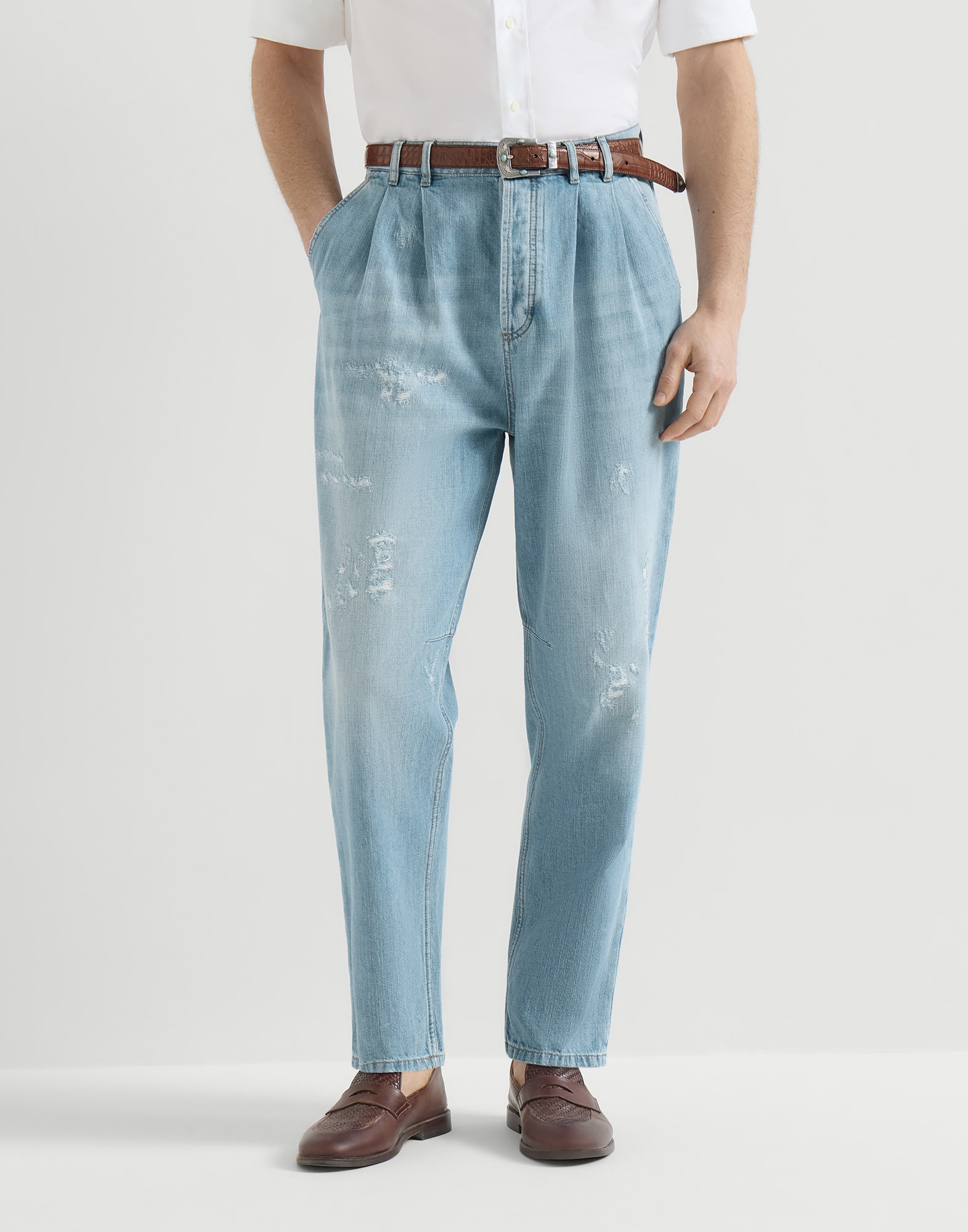 Pantalón de cinco bolsillos y corte Iconic en denim ligero con pinzas dobles y rotos