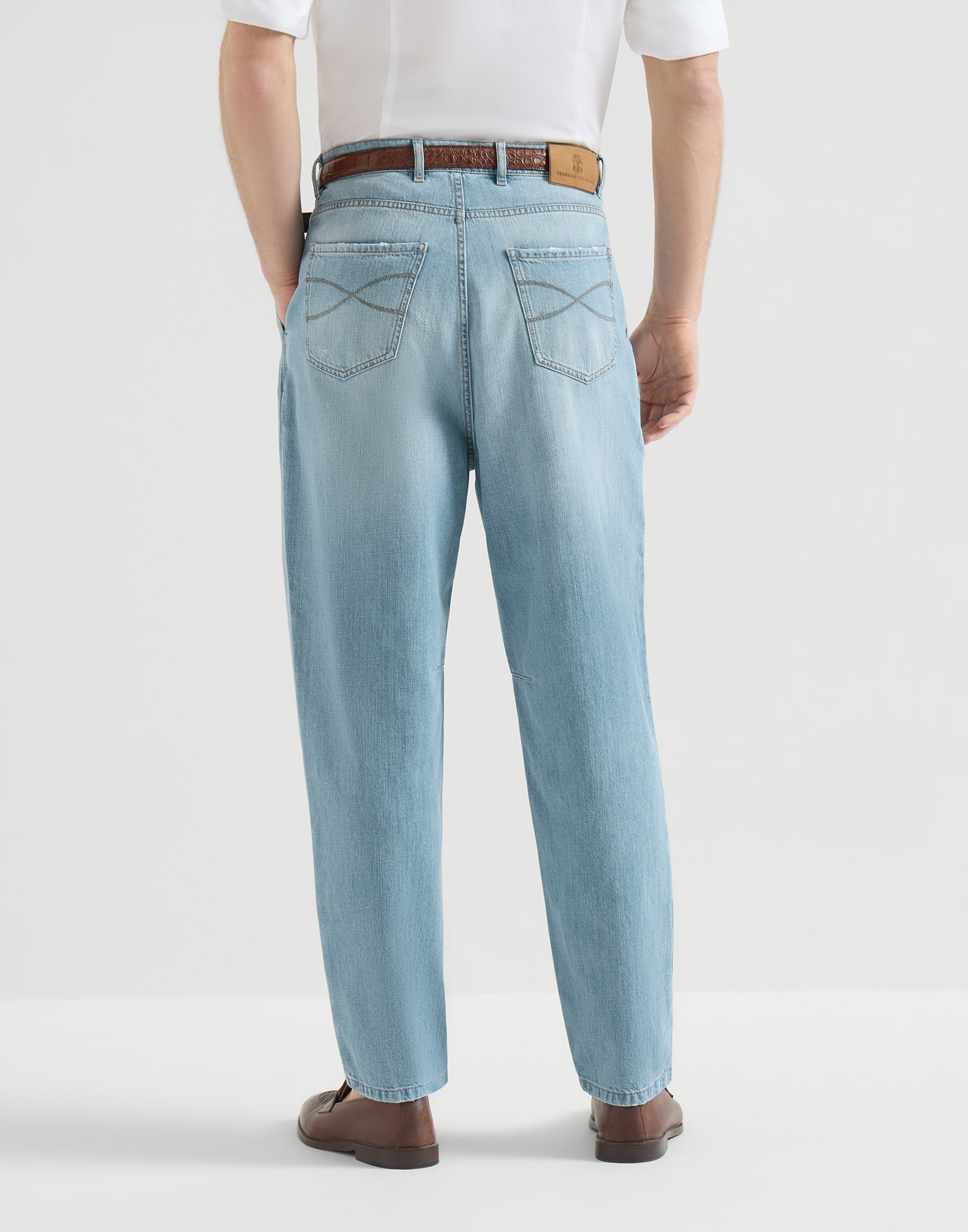 Pantalón de cinco bolsillos y corte Iconic en denim ligero con pinzas dobles y rotos