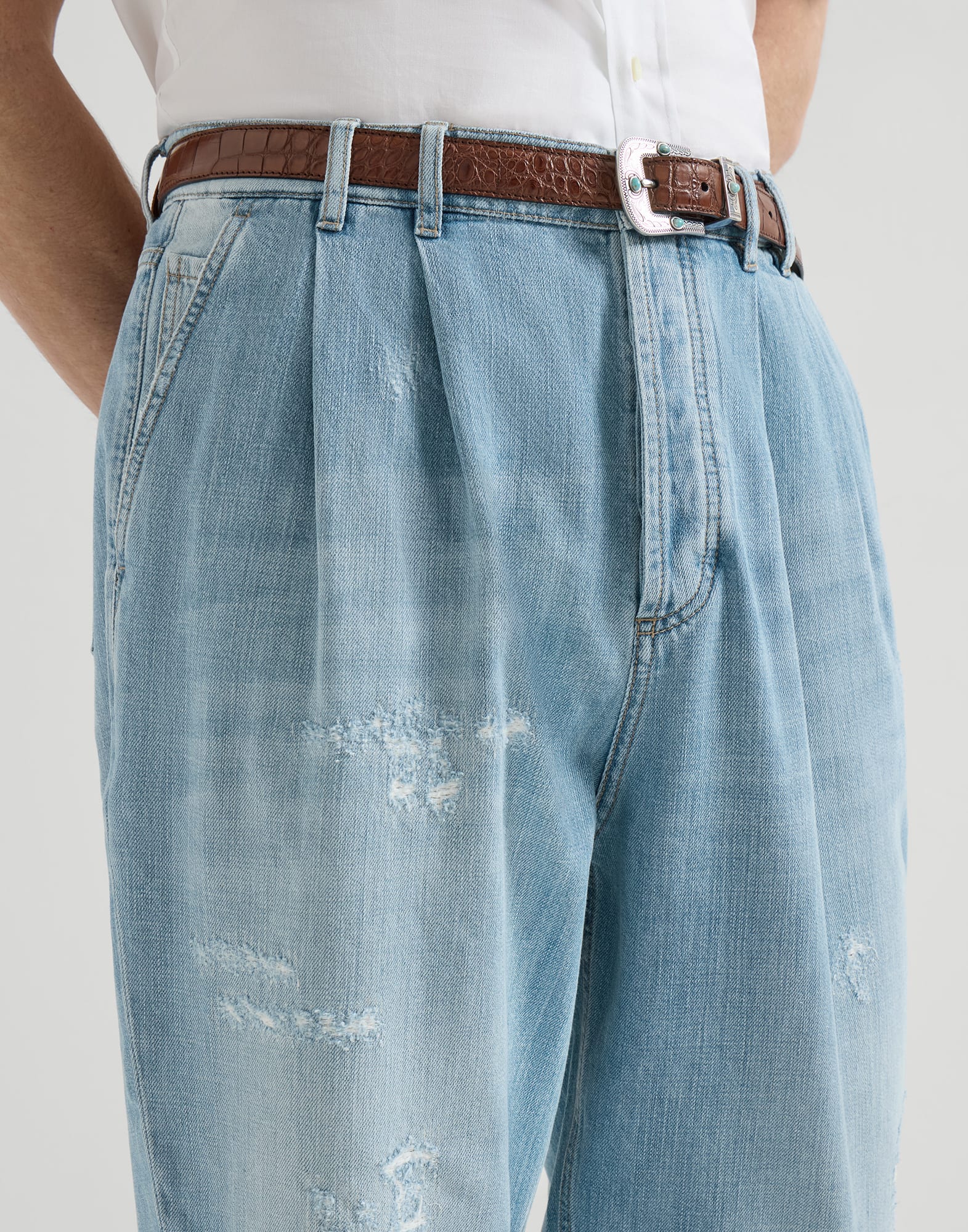 Pantalón de cinco bolsillos y corte Iconic en denim ligero con pinzas dobles y rotos