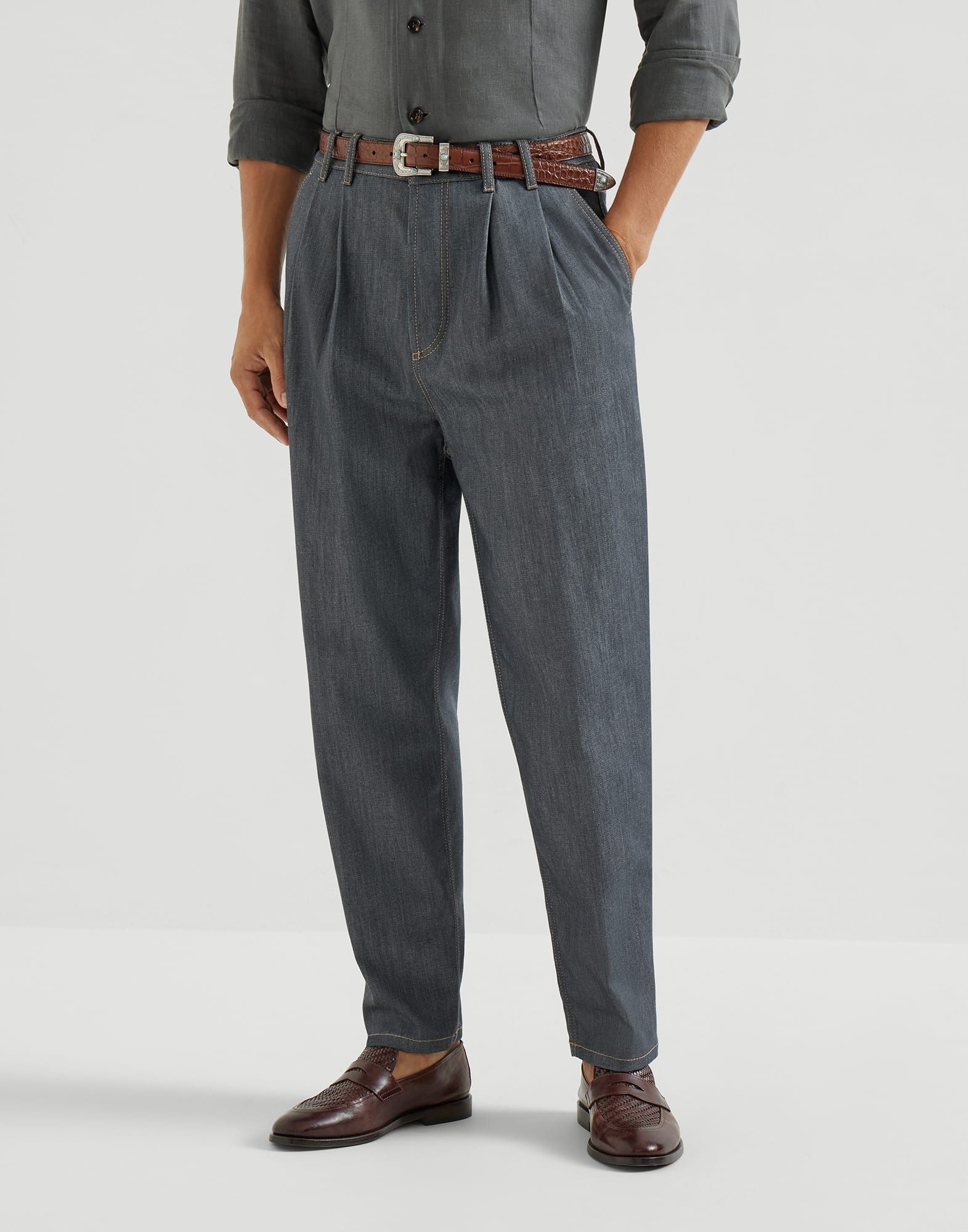 Pantalón de cinco bolsillos y corte Iconic en denim Confort Grayscale con pinzas dobles