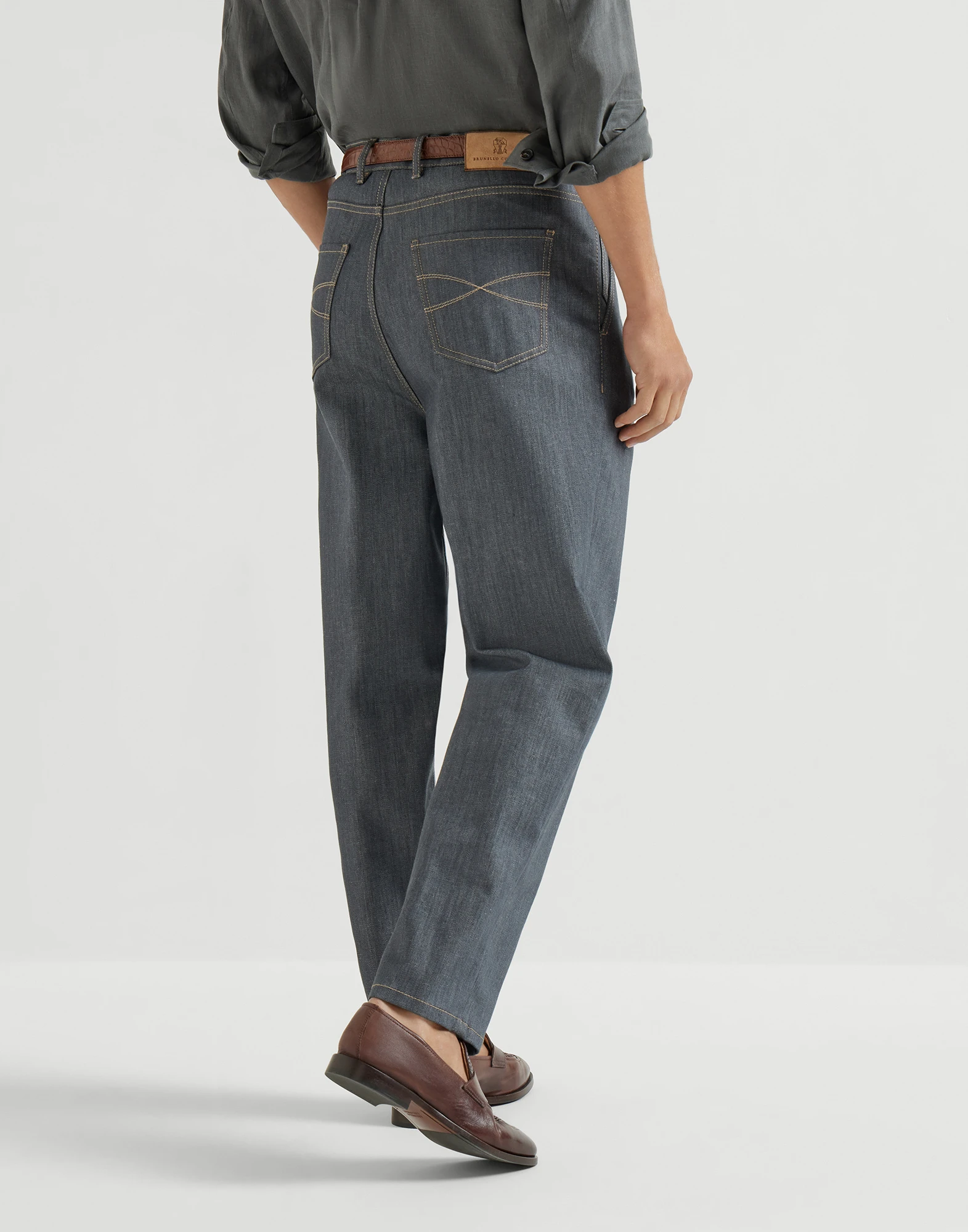 Pantalón de cinco bolsillos y corte Iconic en denim Confort Grayscale con pinzas dobles