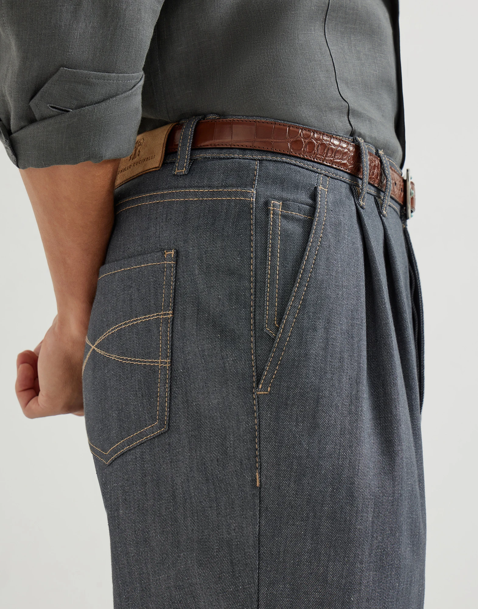 Pantalón de cinco bolsillos y corte Iconic en denim Confort Grayscale con pinzas dobles