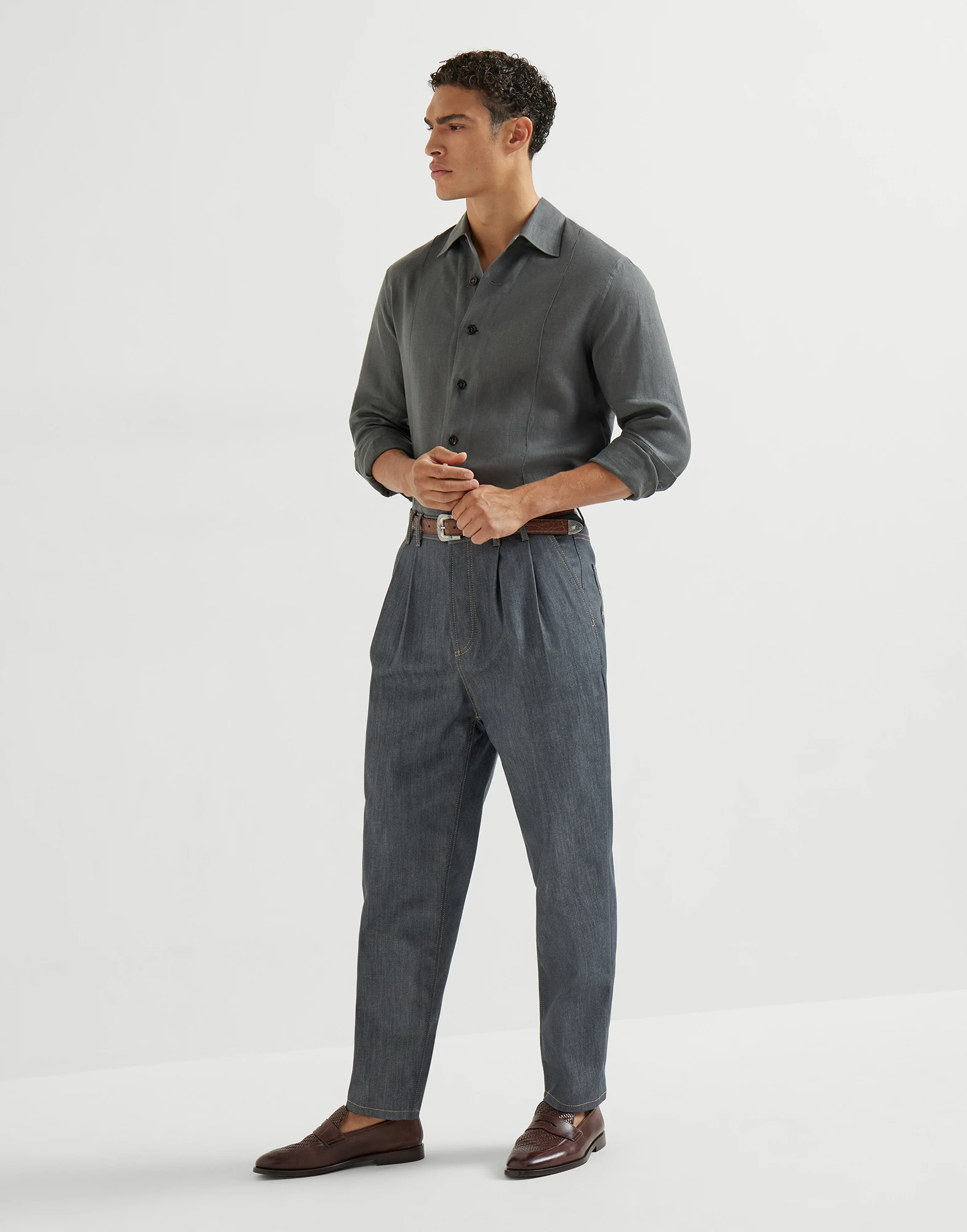 Pantalón de cinco bolsillos y corte Iconic en denim Confort Grayscale con pinzas dobles