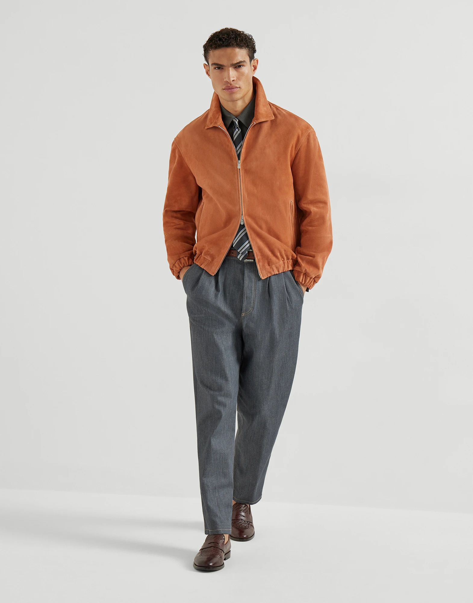 Pantalón de cinco bolsillos y corte Iconic en denim Confort Grayscale con pinzas dobles