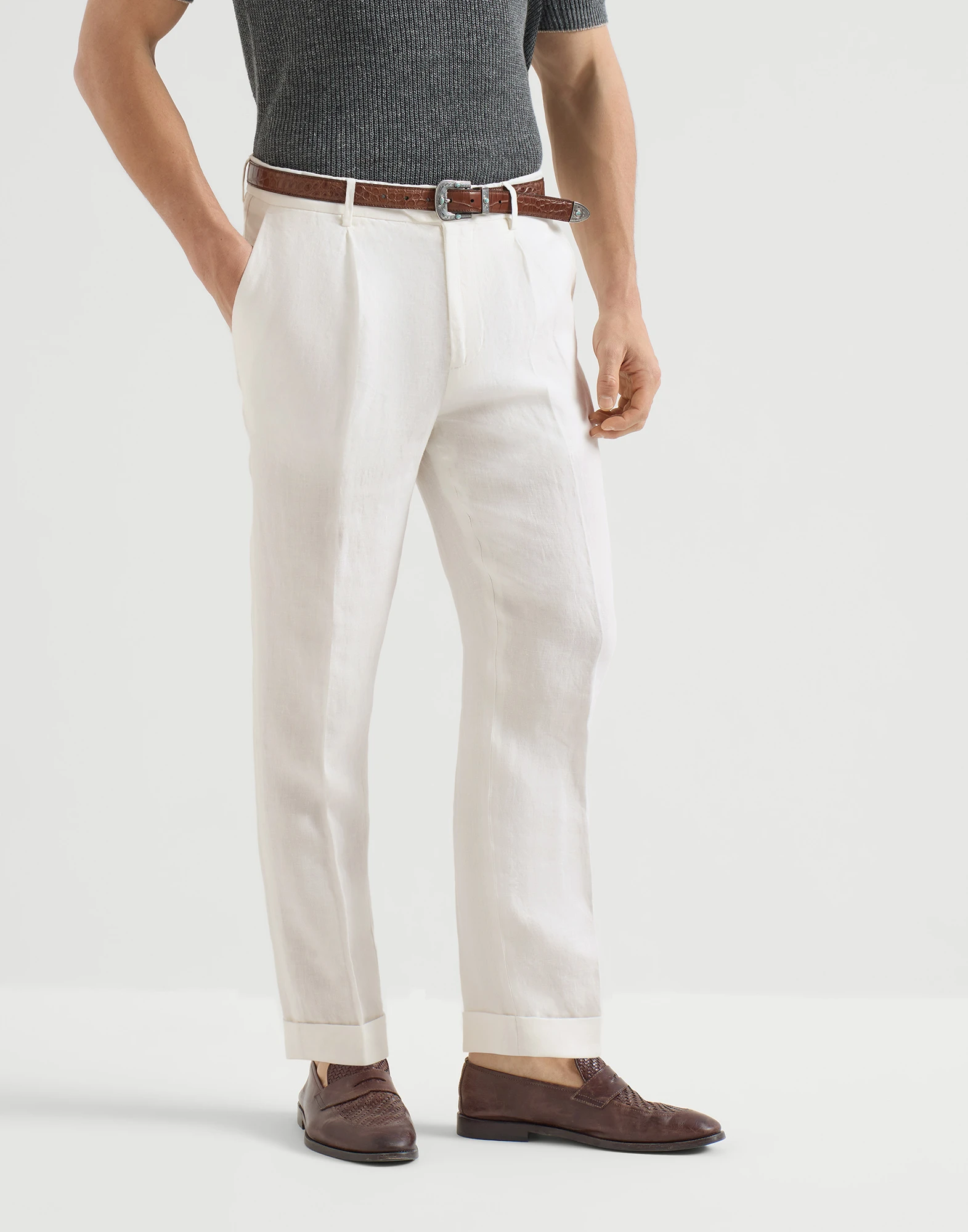 2567-garment-dyed-trousers-in-linen-gabardine-with-pleat-1.webp Garment-dyed trousers in linen gabardine with pleat