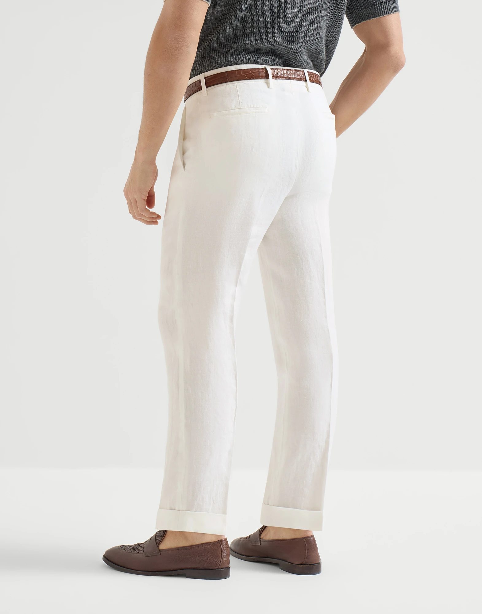 2567-garment-dyed-trousers-in-linen-gabardine-with-pleat-2.webp Garment-dyed trousers in linen gabardine with pleat