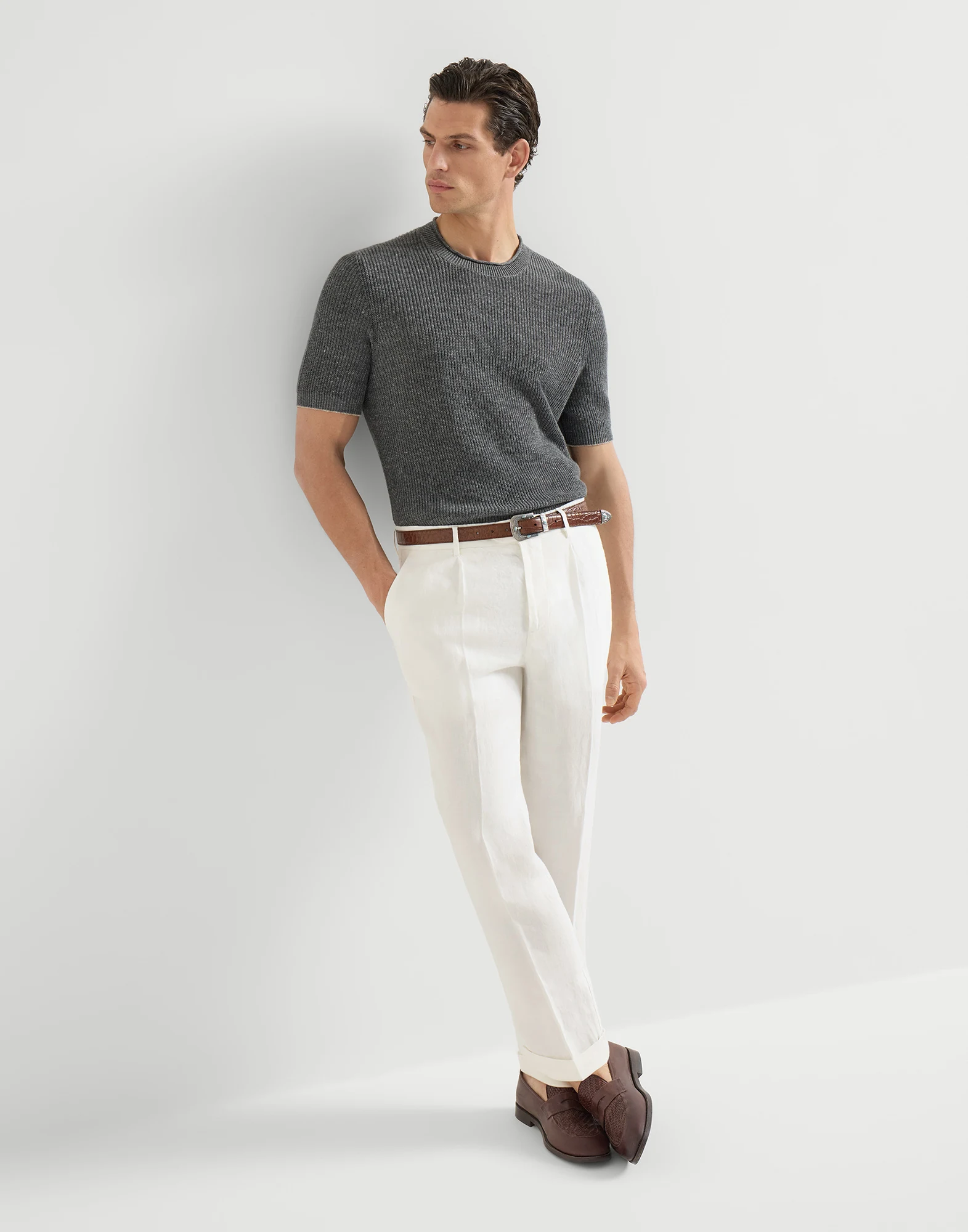 2567-garment-dyed-trousers-in-linen-gabardine-with-pleat-4.webp Garment-dyed trousers in linen gabardine with pleat