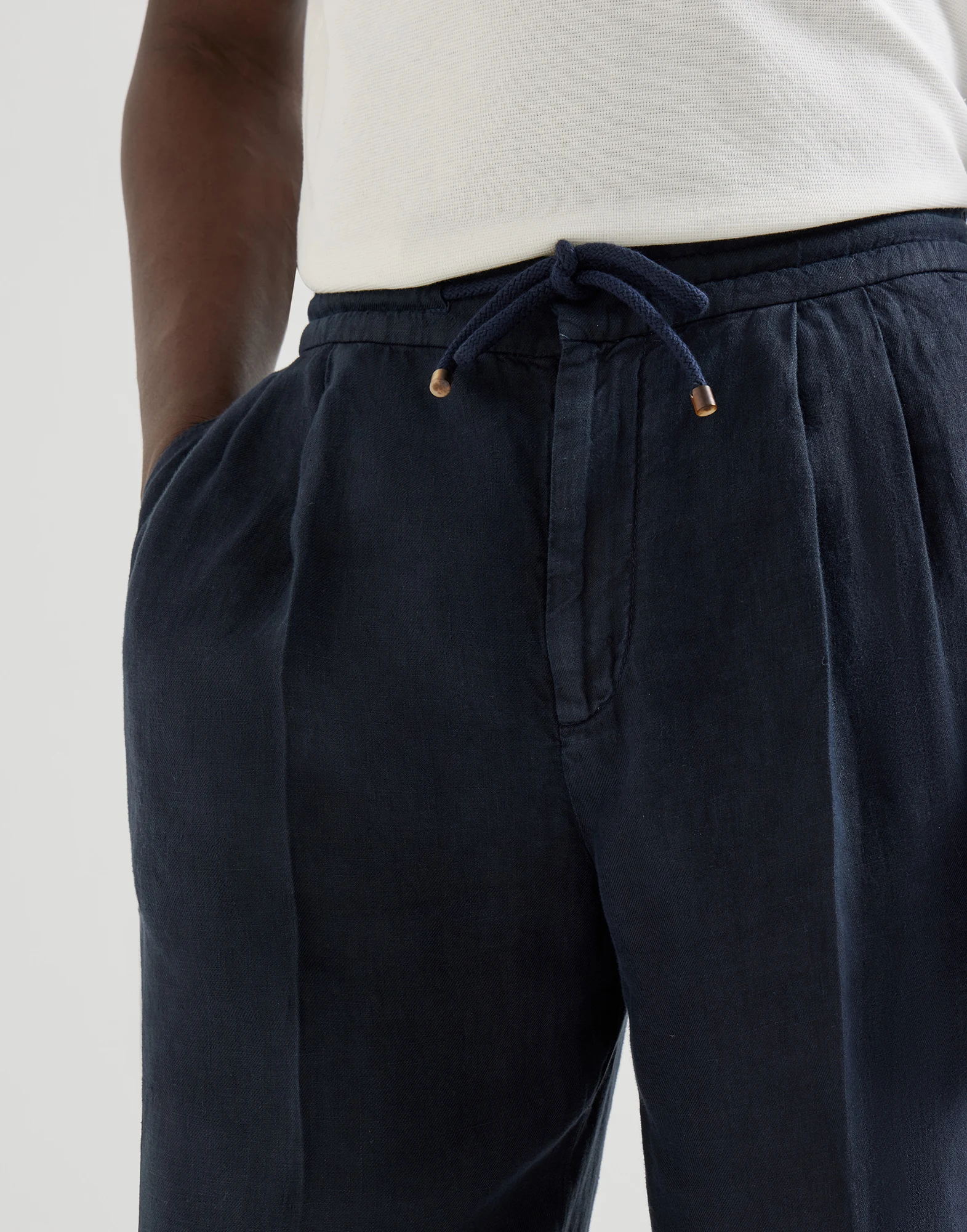 Pantalón en gabardina de lino teñido en prenda, con cordón y pinzas dobles