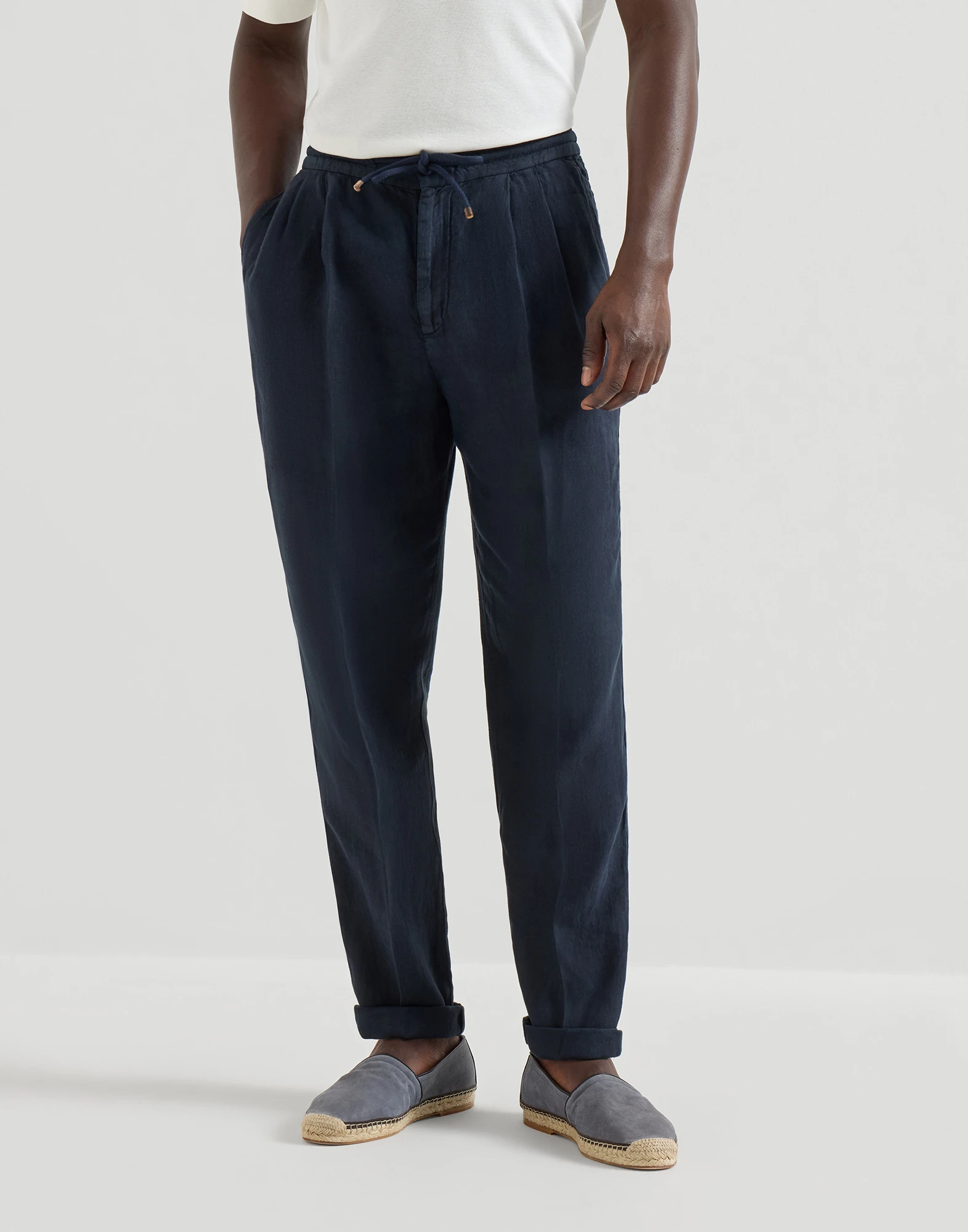 2591-garment-dyed-trousers-in-linen-gabardine-with-drawstring-and-double-pleats-1.webp Garment-dyed trousers in linen gabardine with drawstring and double pleats