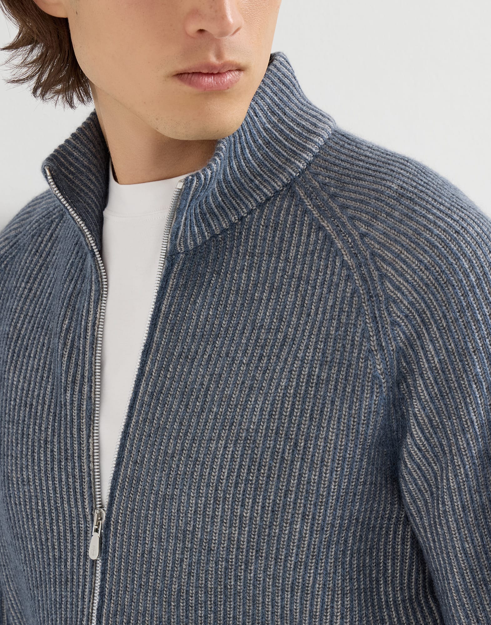 260-cardigan-cuello-alto-de-cachemir-vanise-con-punto-canale-ingles-y-cremallera-3.jpg Cárdigan cuello alto de cachemir vanisé con punto canalé inglés y cremallera
