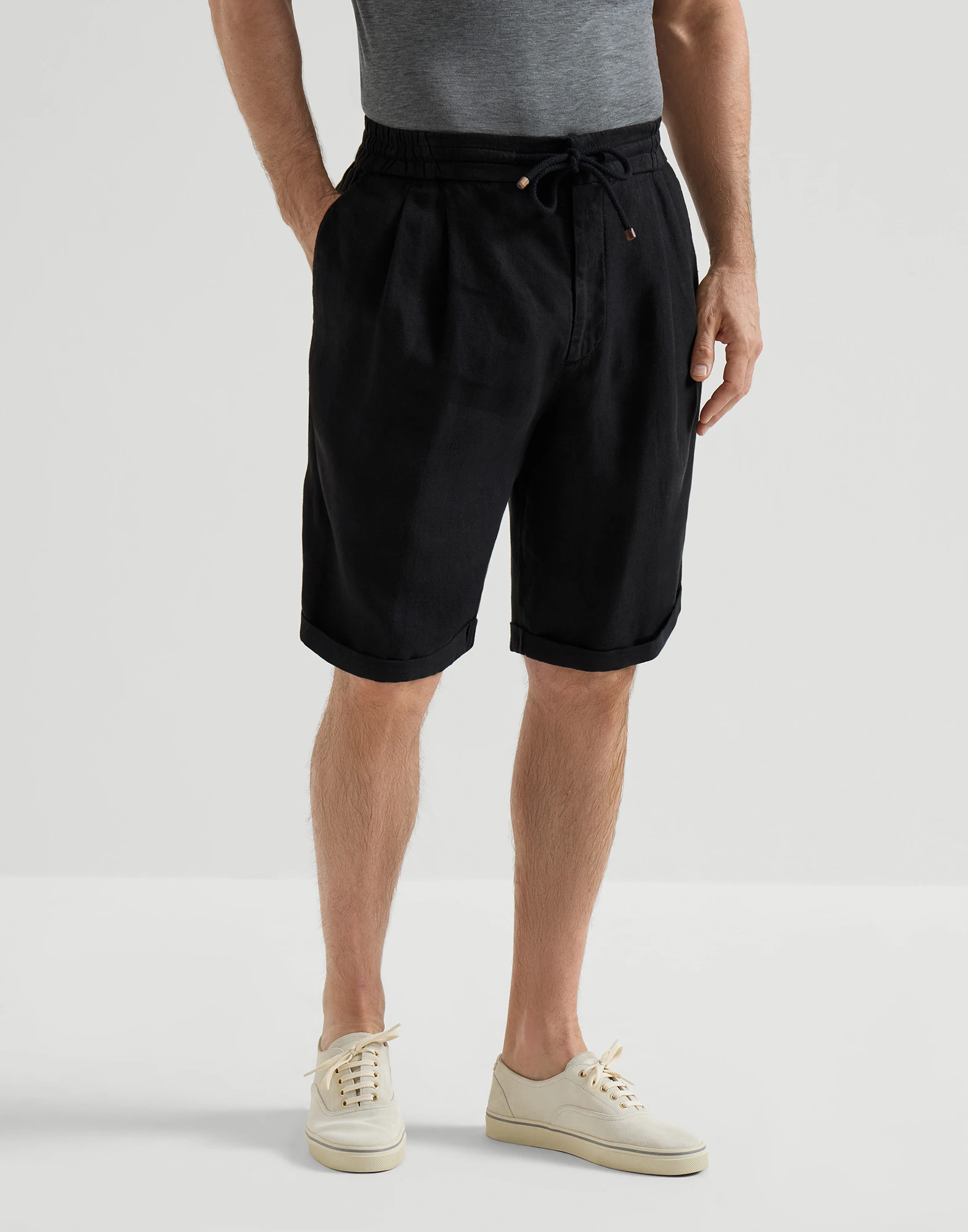 2615-garment-dyed-bermuda-shorts-in-linen-gabardine-with-drawstring-and-pleat-1.webp Garment-dyed Bermuda shorts in linen gabardine with drawstring and pleat