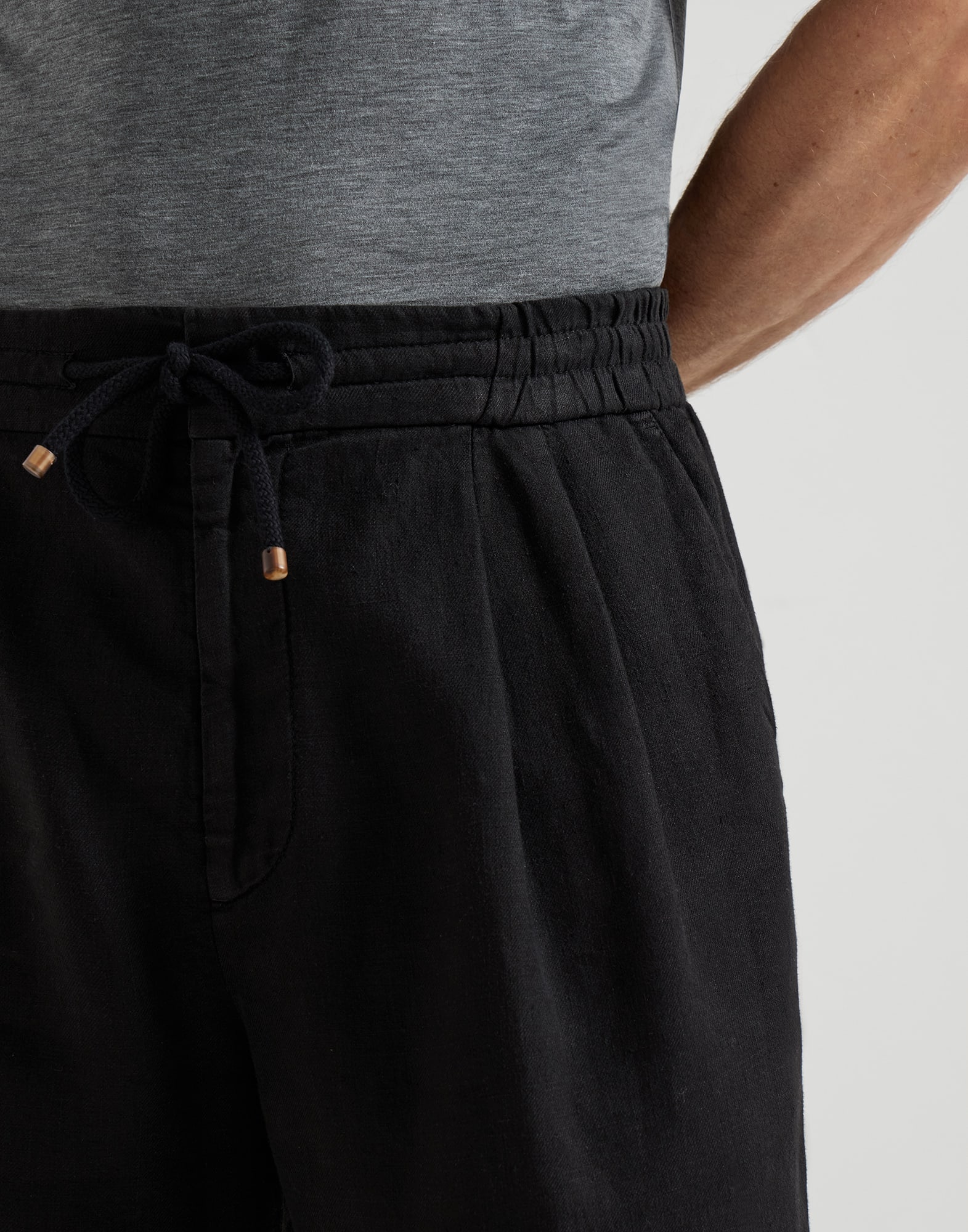 Garment-dyed Bermuda shorts in linen gabardine with drawstring and pleat