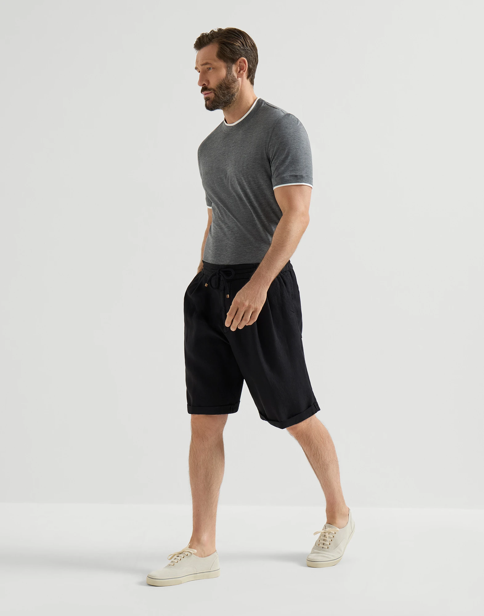 Garment-dyed Bermuda shorts in linen gabardine with drawstring and pleat