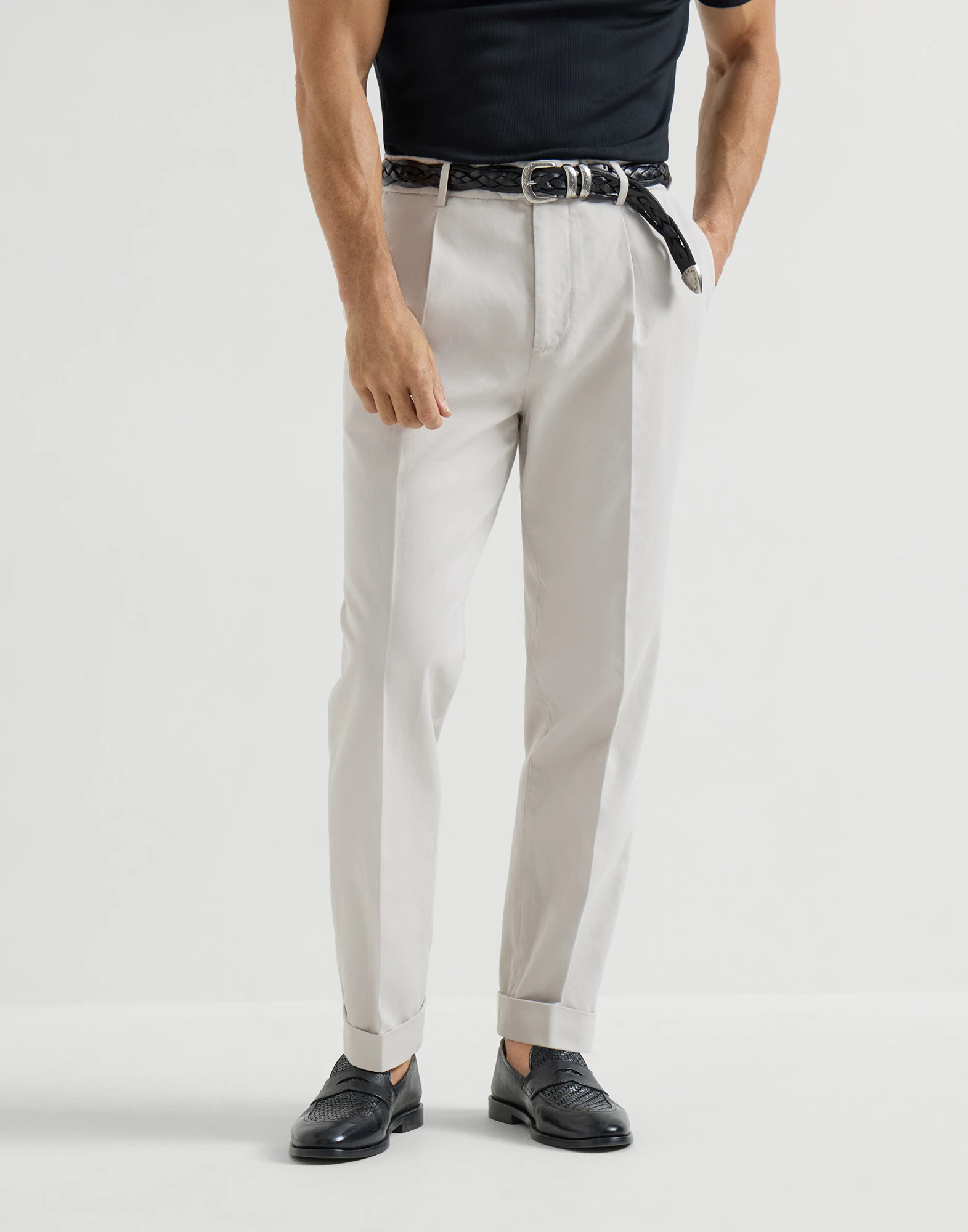 2637-garment-dyed-trousers-in-twisted-cotton-gabardine-with-pleat-1.webp Garment-dyed trousers in twisted cotton gabardine with pleat
