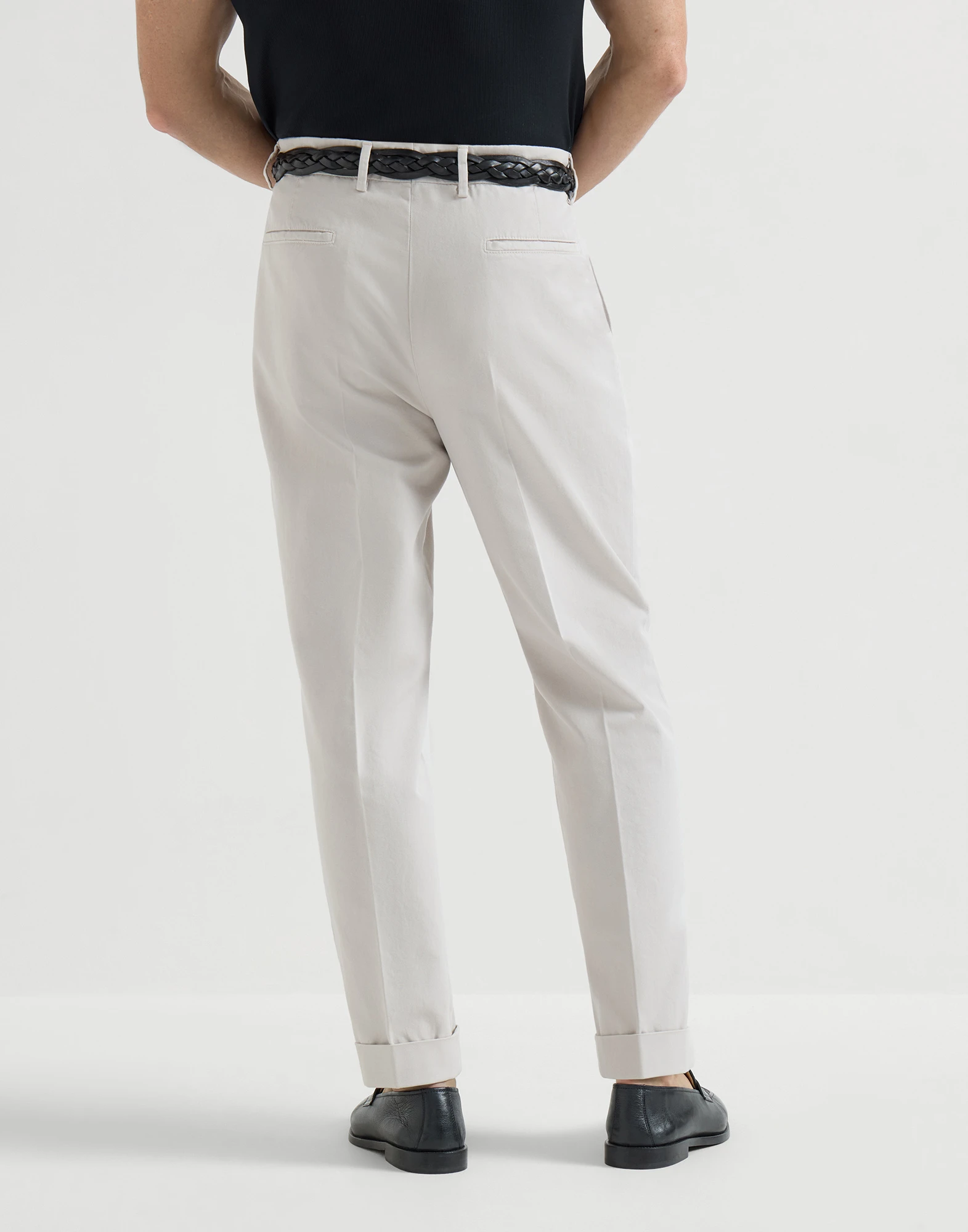 2637-garment-dyed-trousers-in-twisted-cotton-gabardine-with-pleat-2.webp Garment-dyed trousers in twisted cotton gabardine with pleat