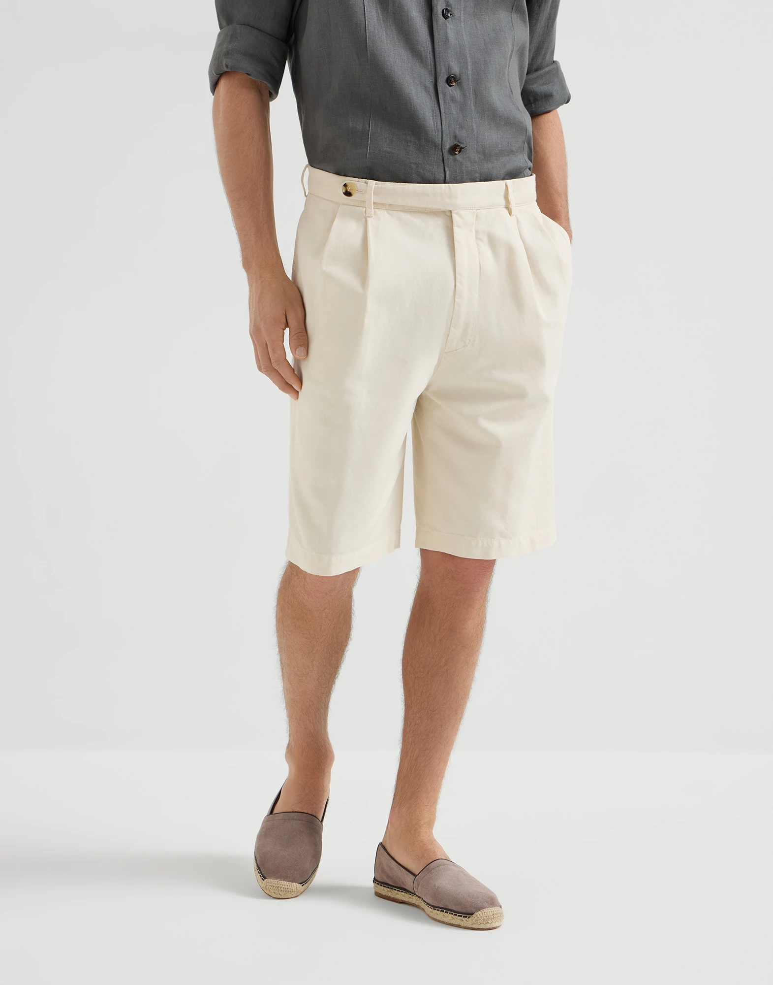 2658-garment-dyed-bermuda-shorts-in-twisted-cotton-gabardine-with-pleats-and-tabbed-waistband-1.webp Garment-dyed Bermuda shorts in twisted cotton gabardine with pleats and tabbed waistband