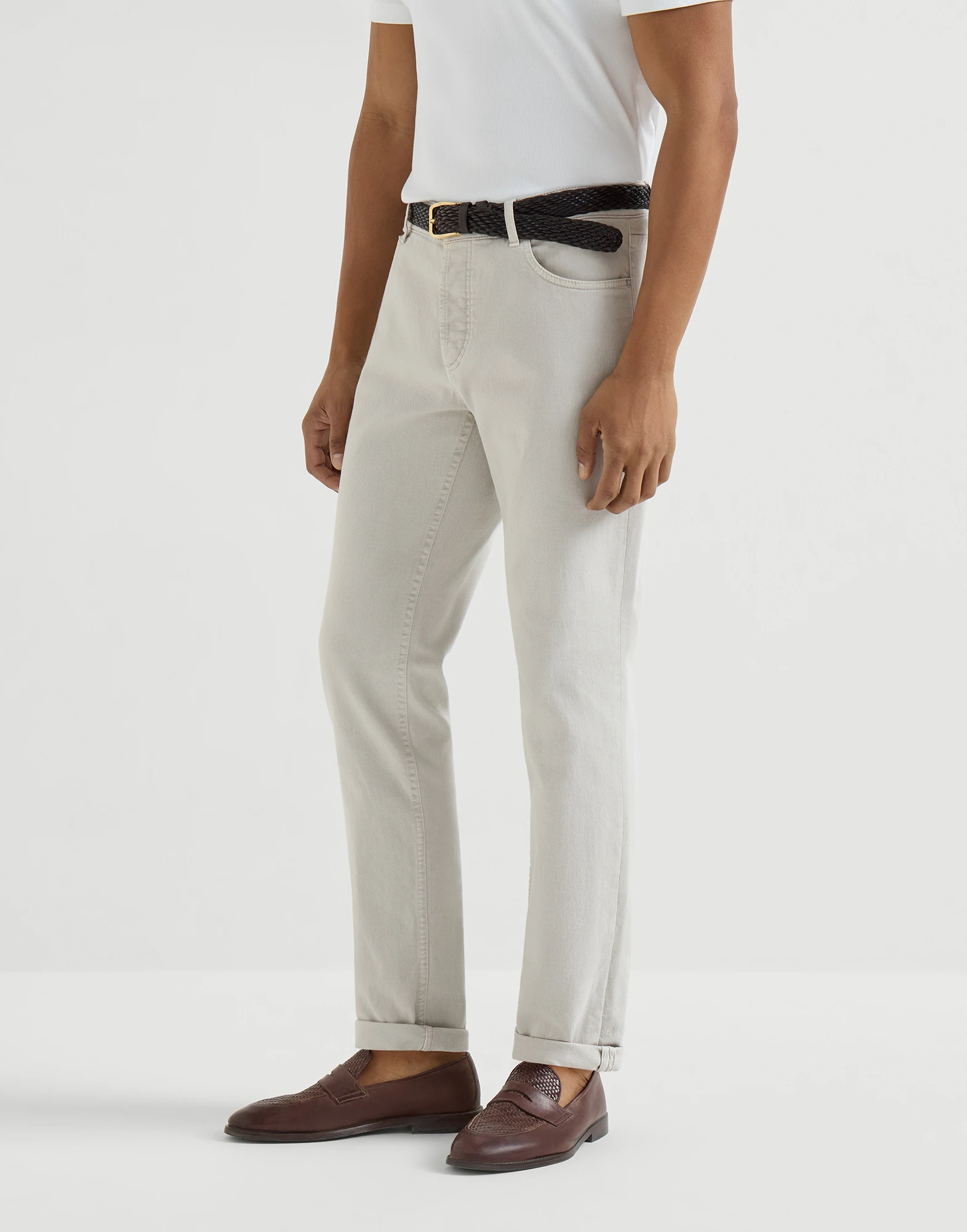 Pantalón cinco bolsillos con corte Traditional en denim ligero confort teñido en prenda